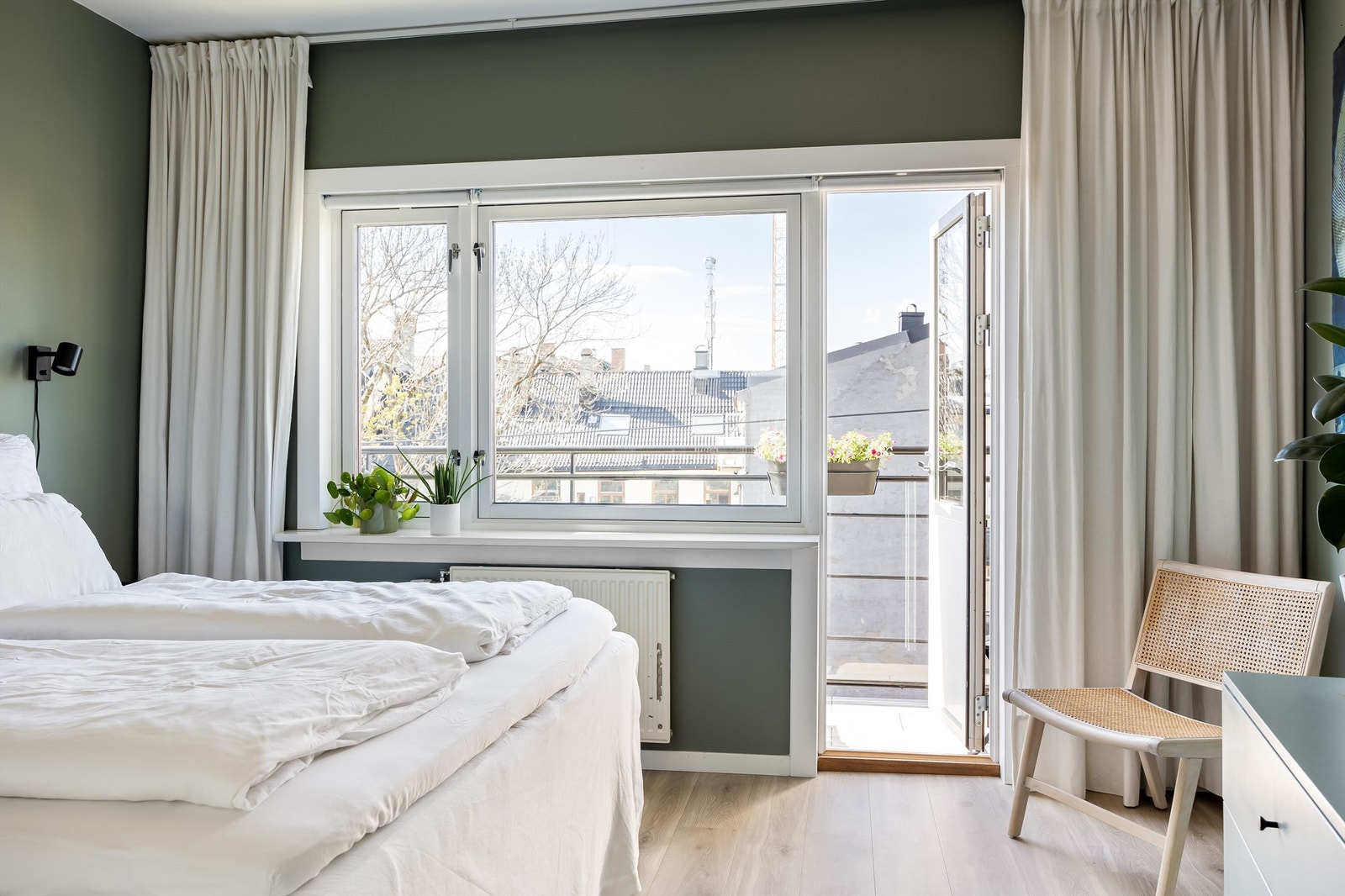 Leilighetens soverom er av god størrelse og har plass til dobbeltseng, nattbord og andre møbler etter behov. Galleribilde