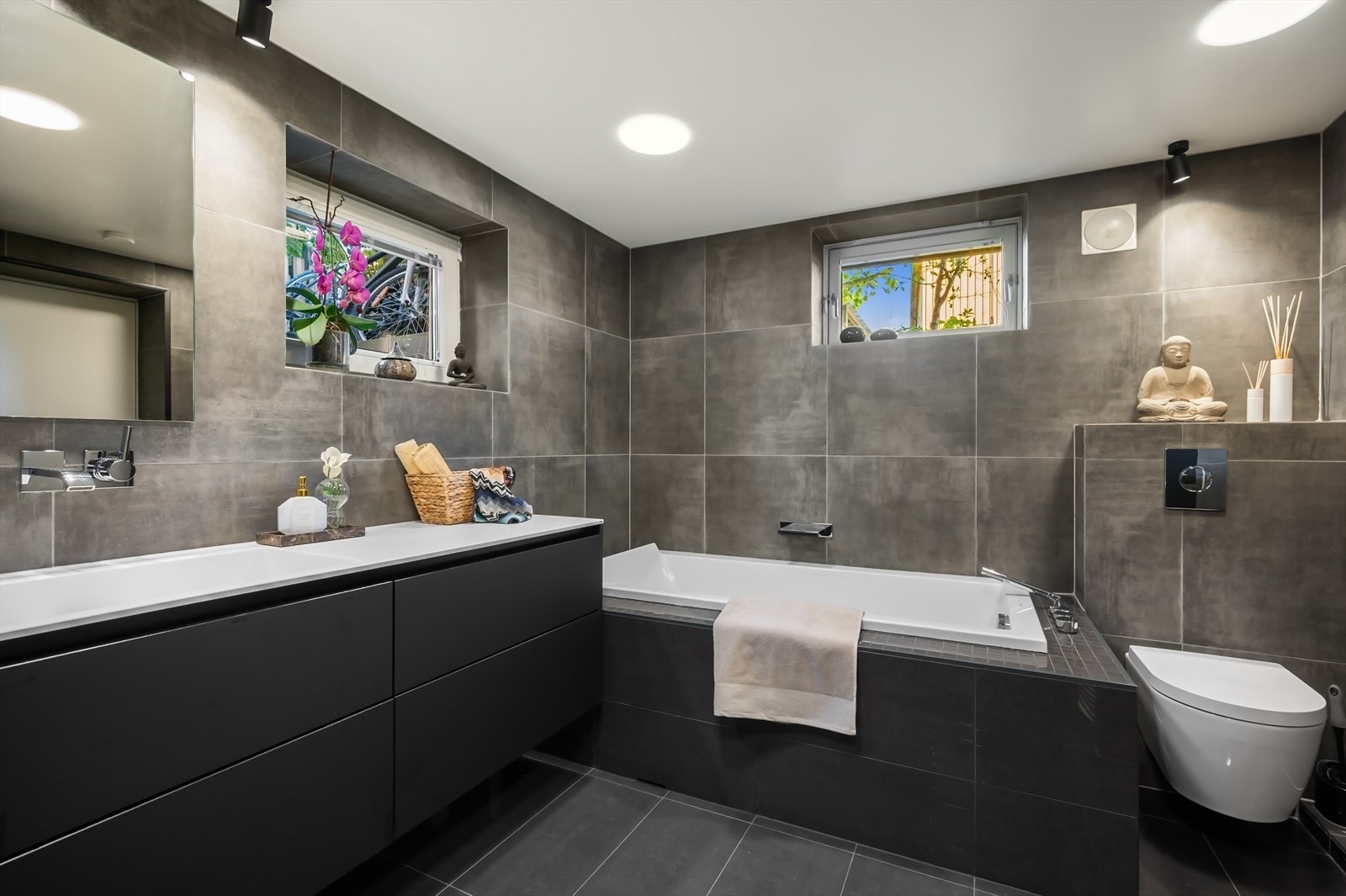 Badet har også badekar for ekstra hygge. Galleribilde