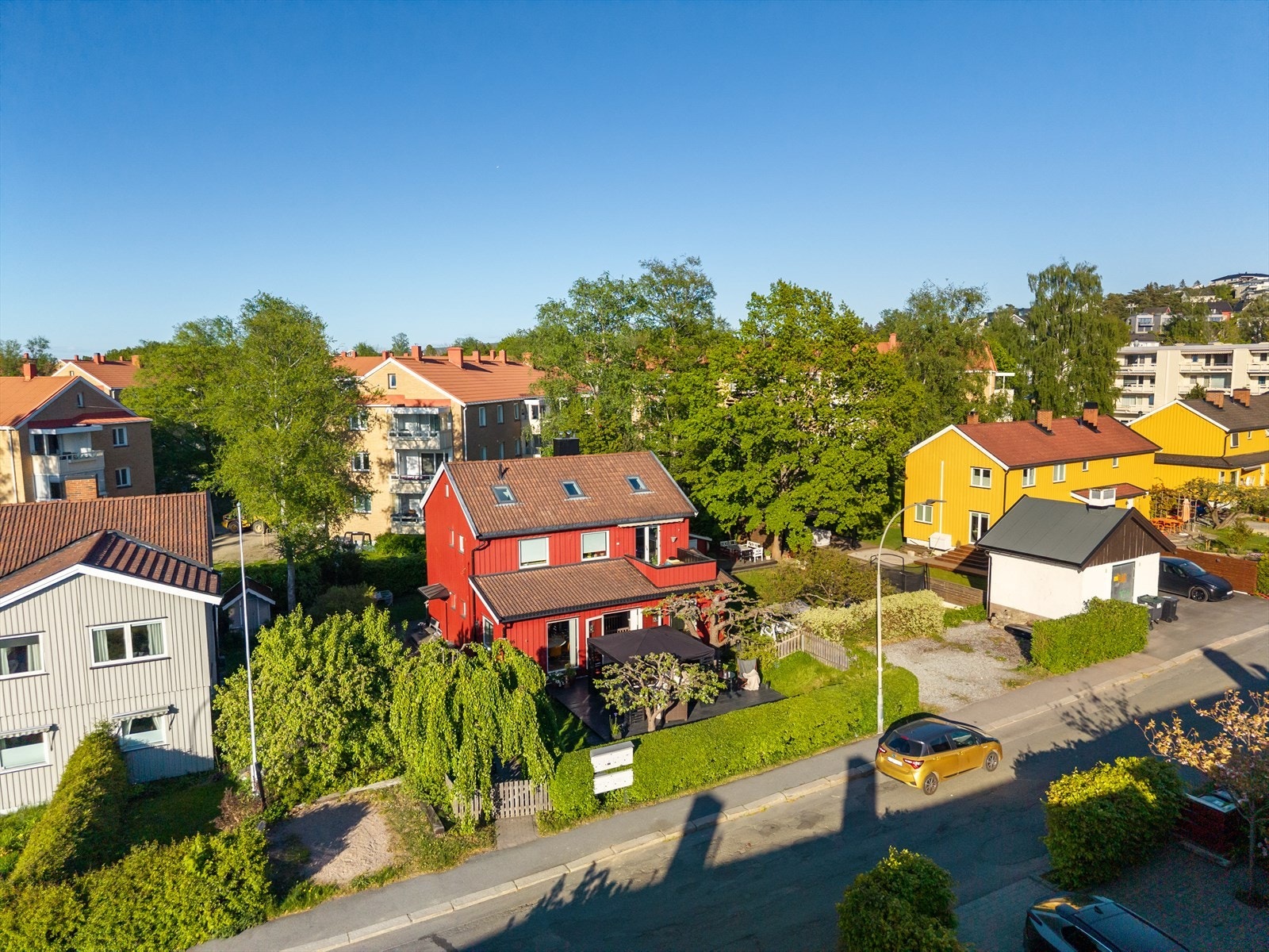 Huset ligger i et veletablert nabolag. Galleribilde