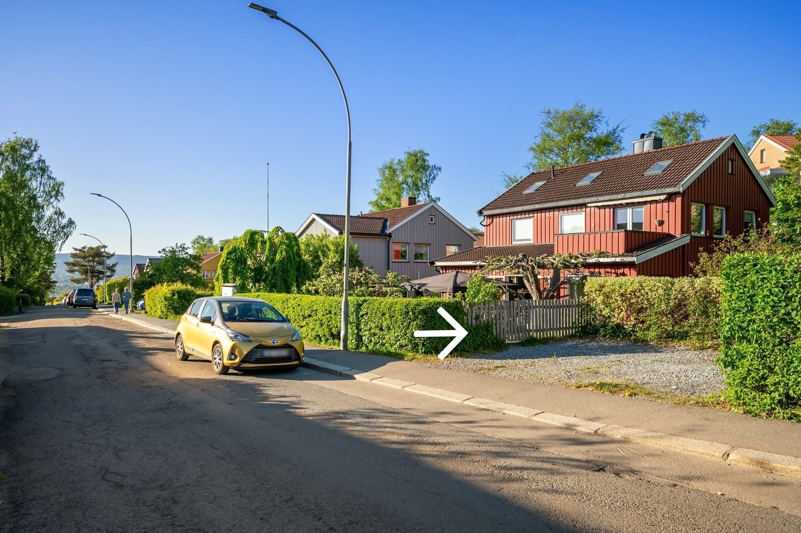 Rett ved huset finnes biloppstillingsplass, med direkte adkomst til hagen. Galleribilde