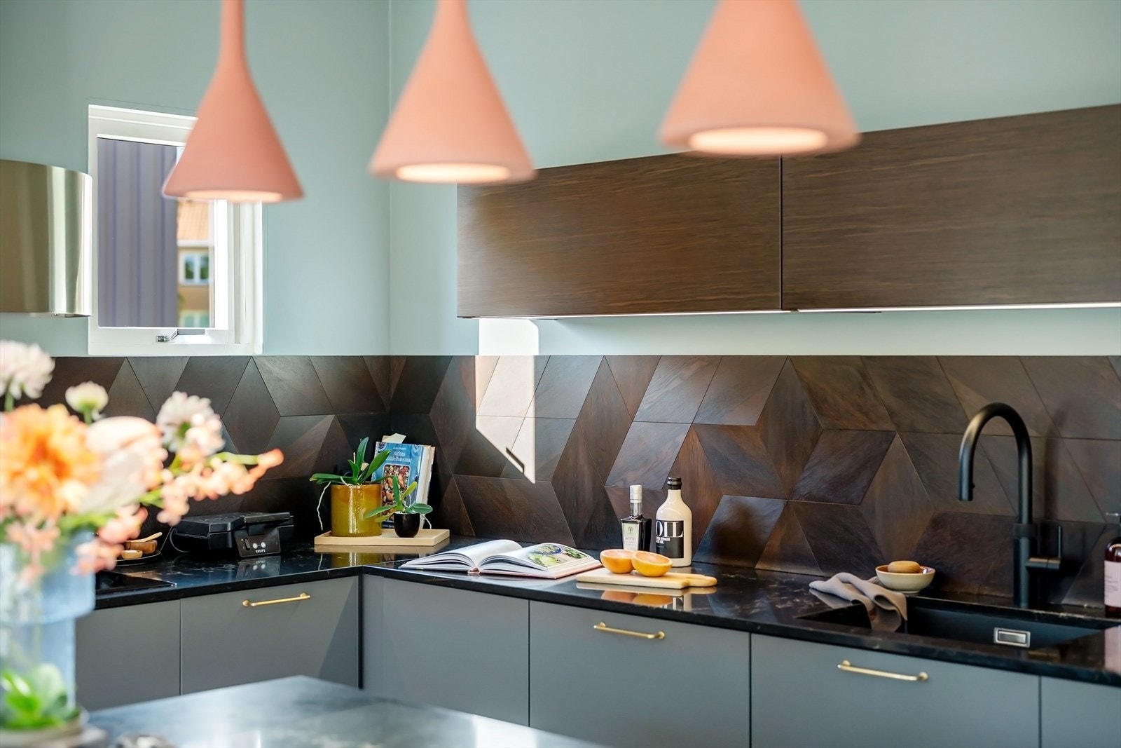 HTH kjøkken i modell Base, supermatt høytrykkslaminat i fargen grønn. Øya har heltre lamellfronter i modellen Nordic Spirit Harmony Dark og overskap er Harmony Dark finer. Galleribilde