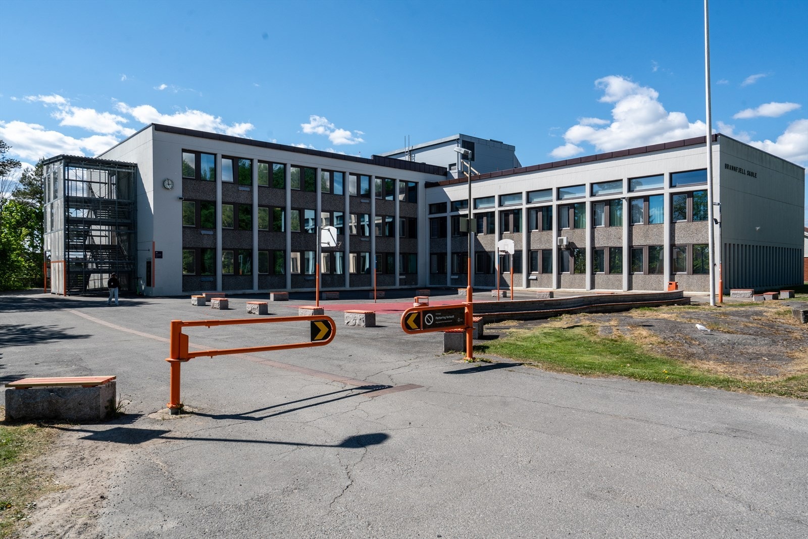 Nærmeste ungdomsskole er Brannfjell Skole. Galleribilde
