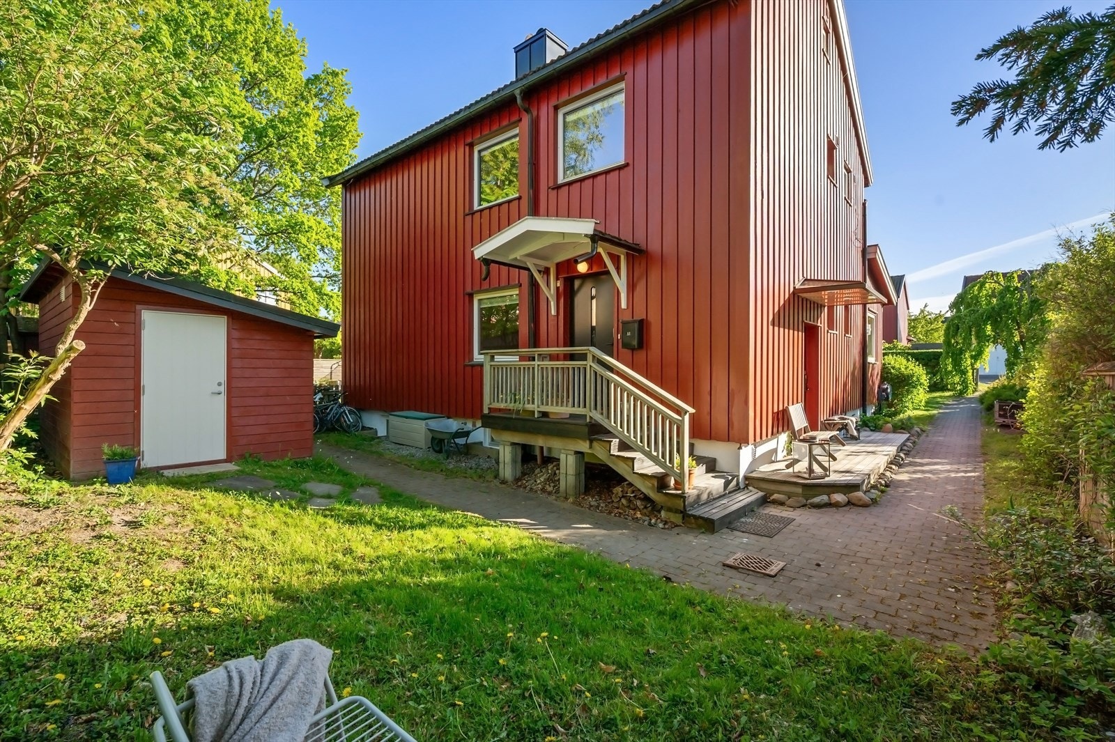På baksiden av huset disponerer boligen en utebod på ca 9 kvm - praktisk for oppbevaring. Galleribilde