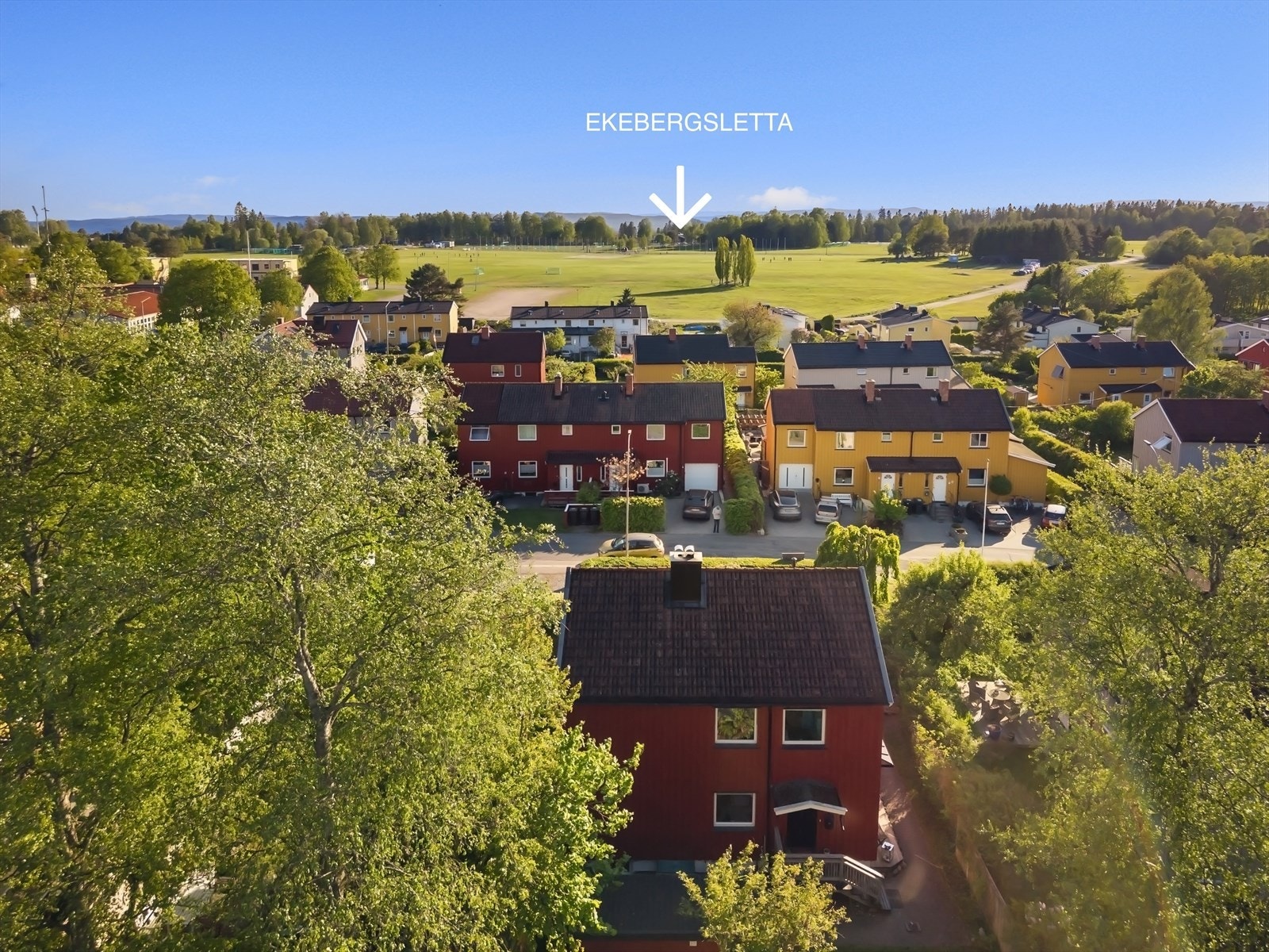 Ekebergsletta med sine fasiliteter ligger et steinkast unna. Samtidig ligger huset skjermet til. Galleribilde