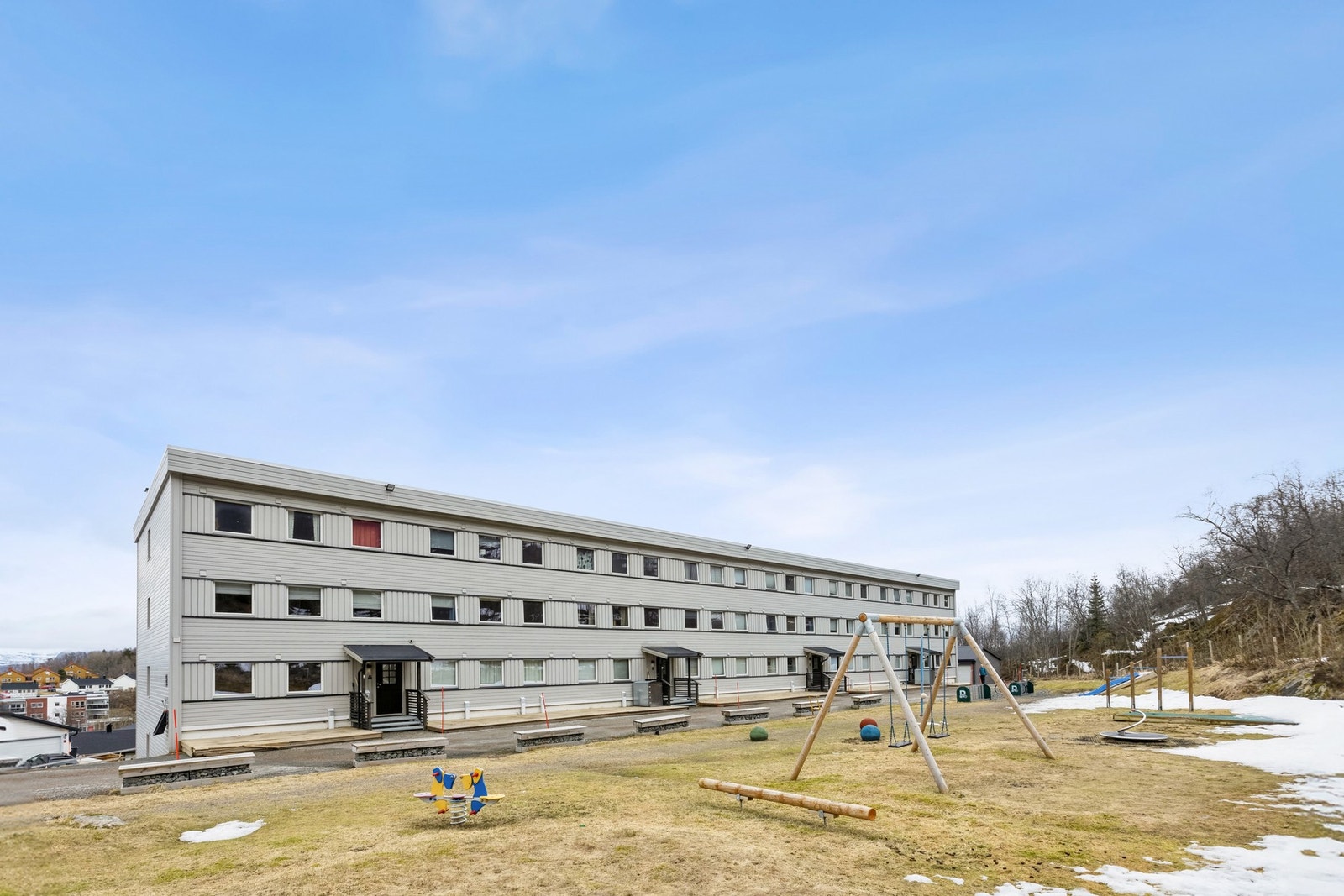 Fasade og uteområde med lekeplass. Galleribilde