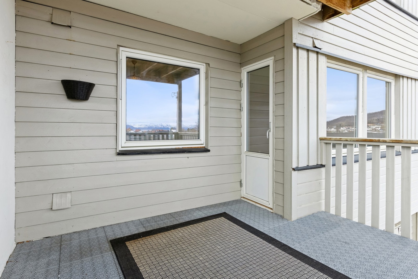 Overbygget veranda av god størrelse. Galleribilde