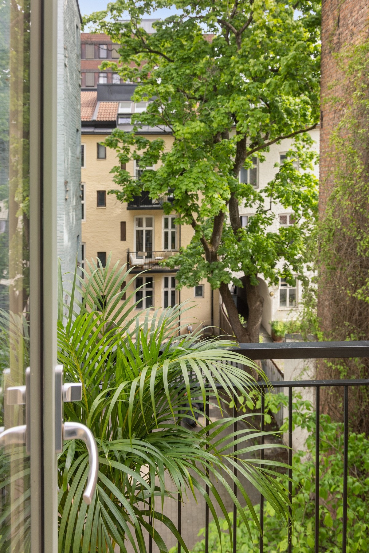 Fra kjøkkenet er det direkte utgang til boligens balkong. Galleribilde