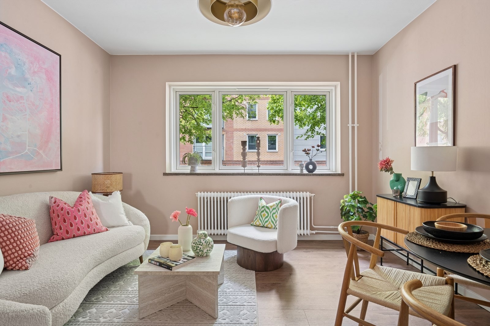 Hyggelig stue med store vinduer. Galleribilde