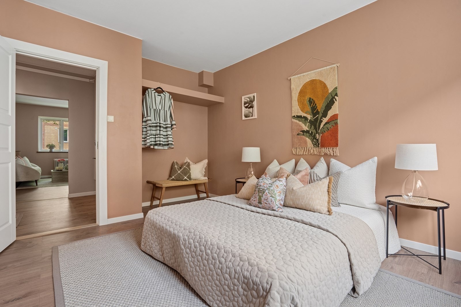 Soverom1: Stort soverom, og har god plass til dobbeltseng, garderobeløsning og tilhørende møblement. Galleribilde