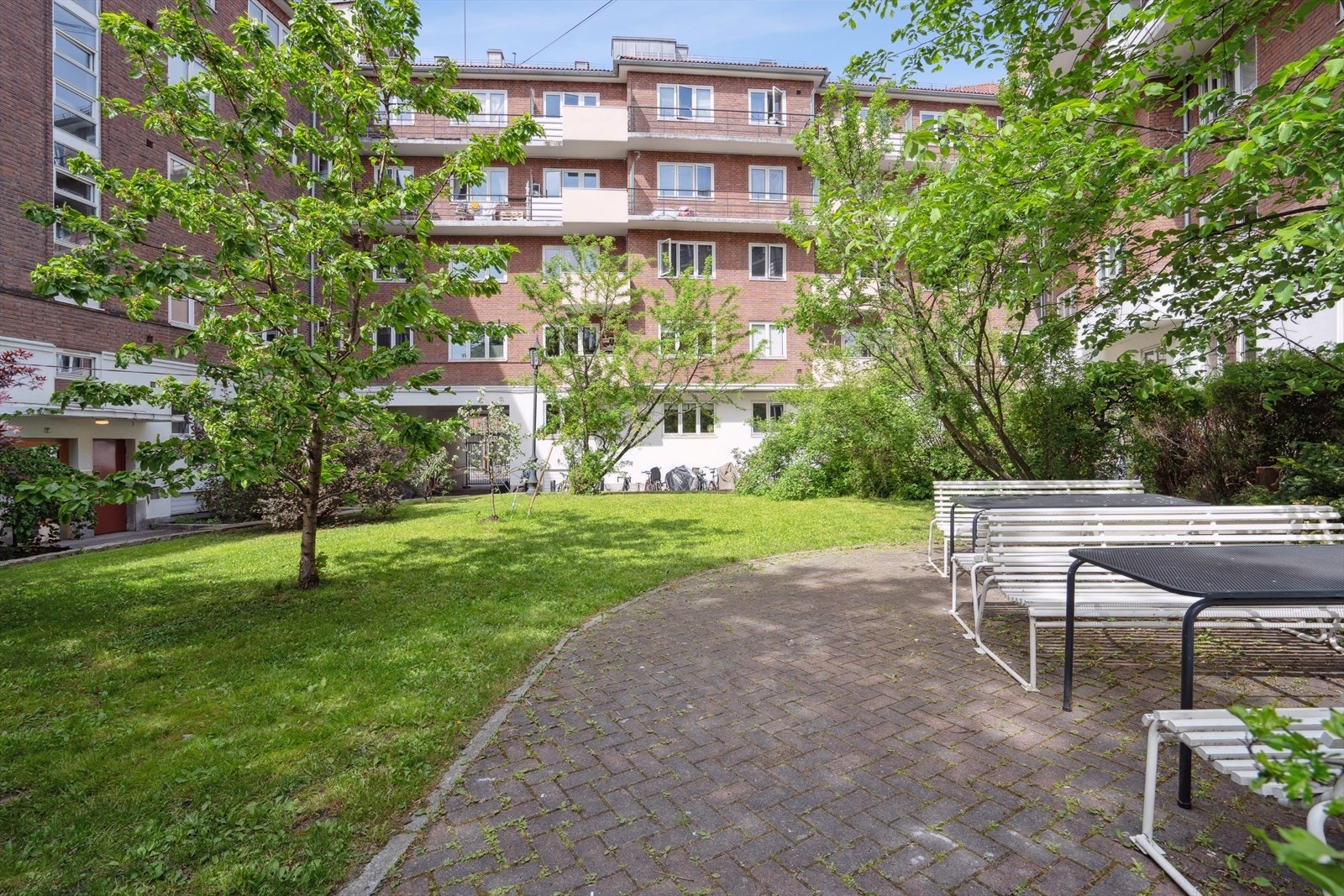 Bakgård Galleribilde