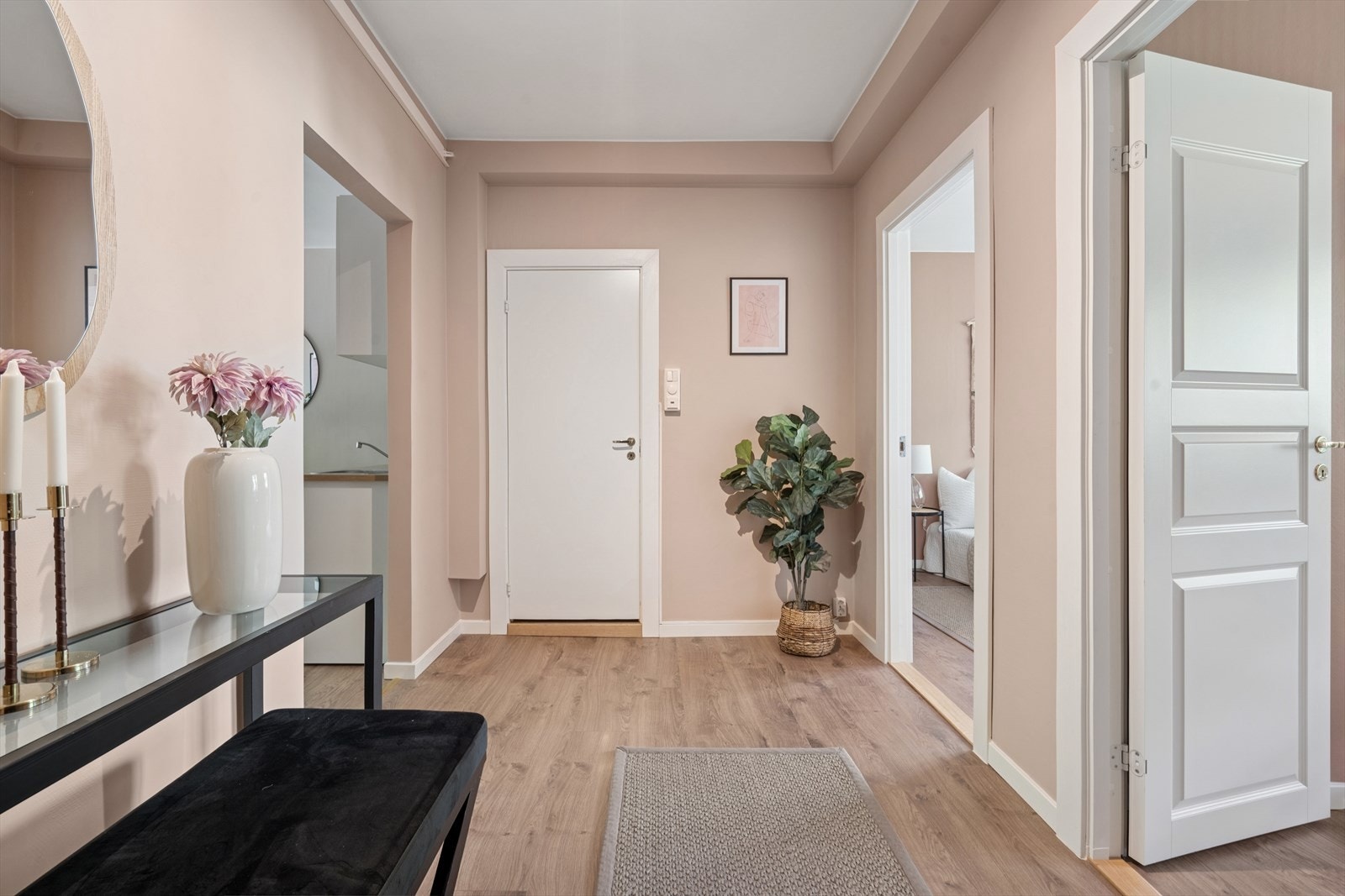 Velkommen inn i en lys og innbydende entré med plass til gode garderobeløsninger. Galleribilde