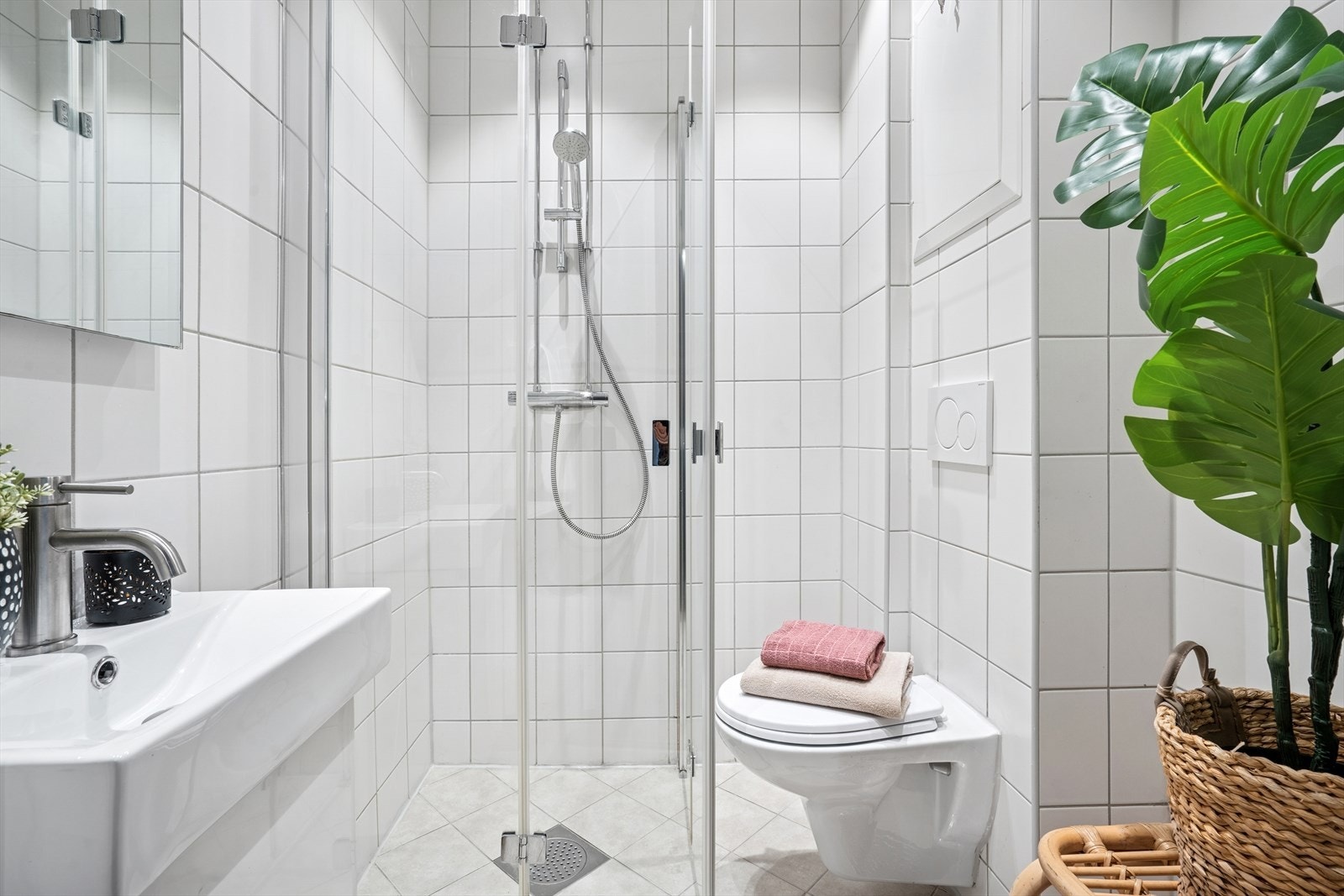 Pent flislagt bad med varmekabler i gulv, renovert i regi av sameiet i 2017. Downligts i taket. Galleribilde