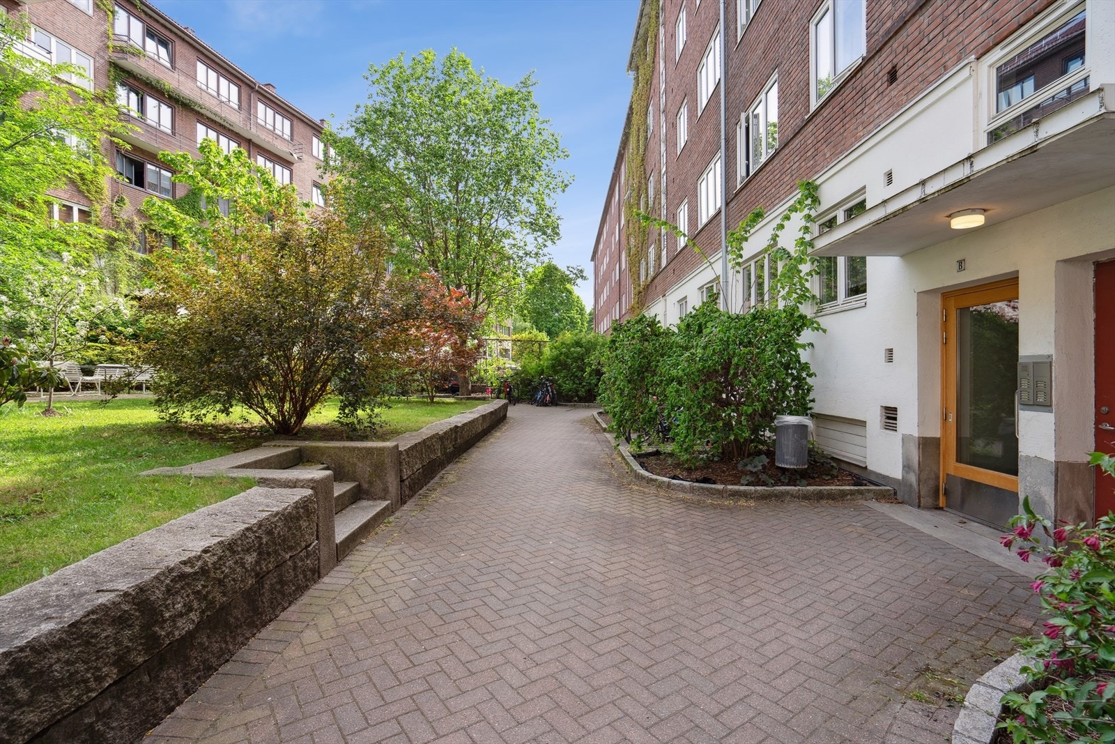 Bakgård og fasade Galleribilde