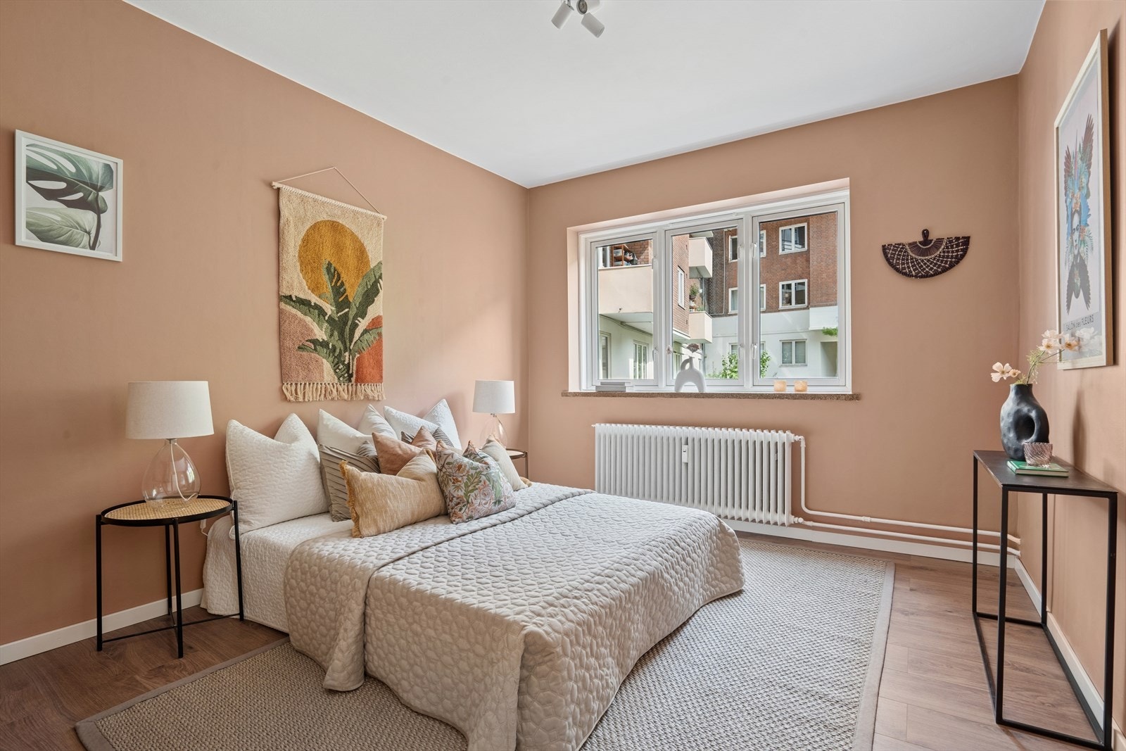 Soverom1: Koselig soverom som vender inn mot hyggelig bakhage. Galleribilde