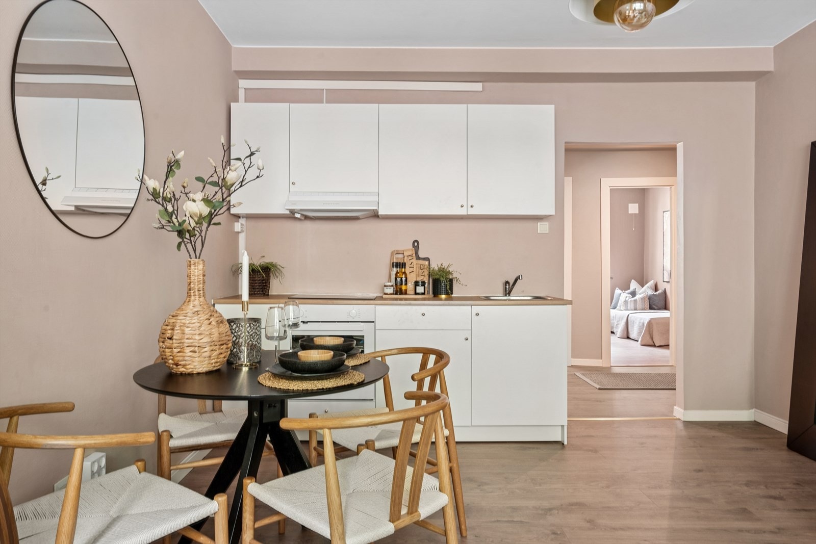 Nytt kjøkken fra 2025, med plass til spisebord. Innredet med integrerte hvitevarer som induksjon platetopp og stekeovn. Galleribilde