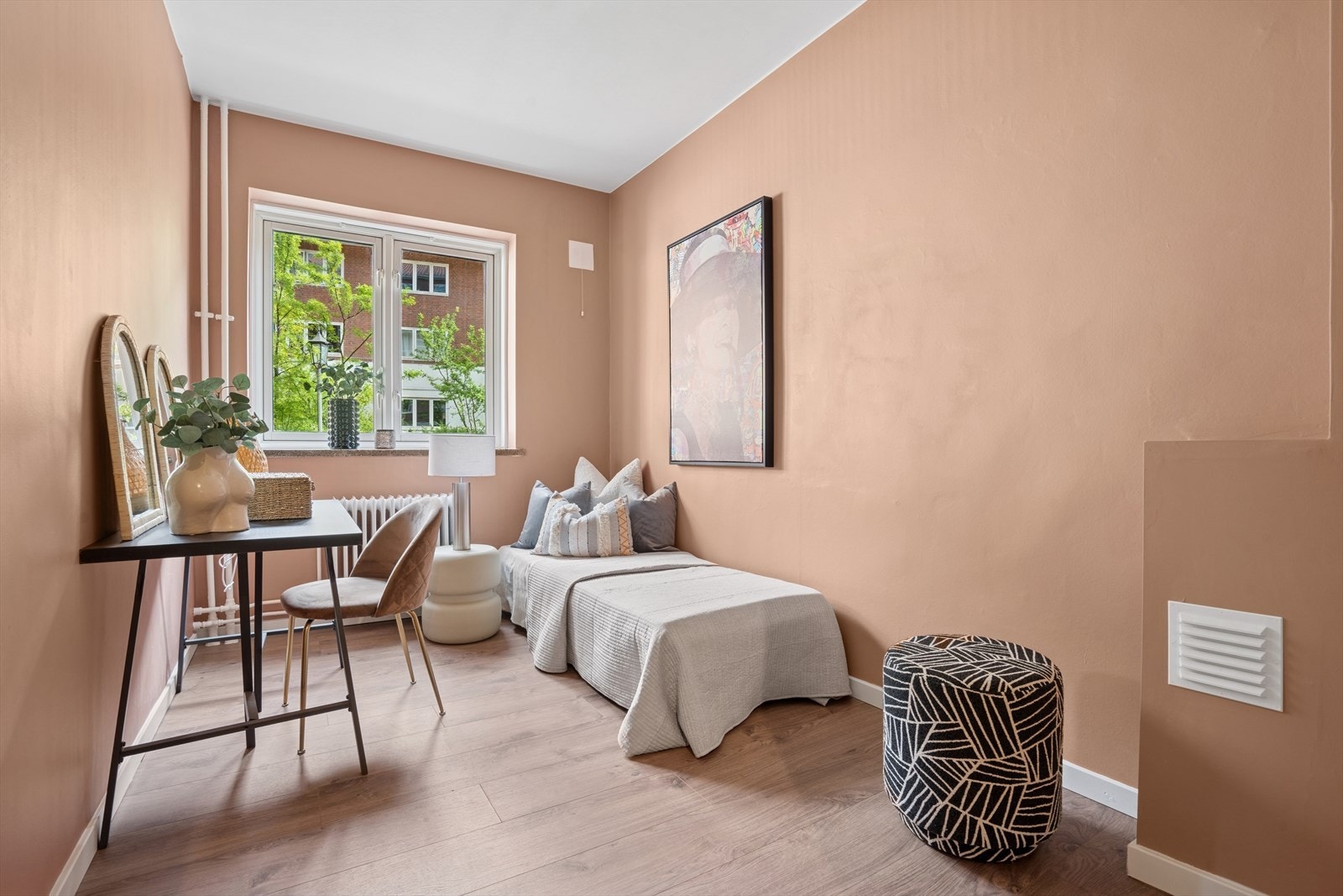 Soverom2: Koselig soverom som også vender inn mot hyggelig bakhage. Galleribilde