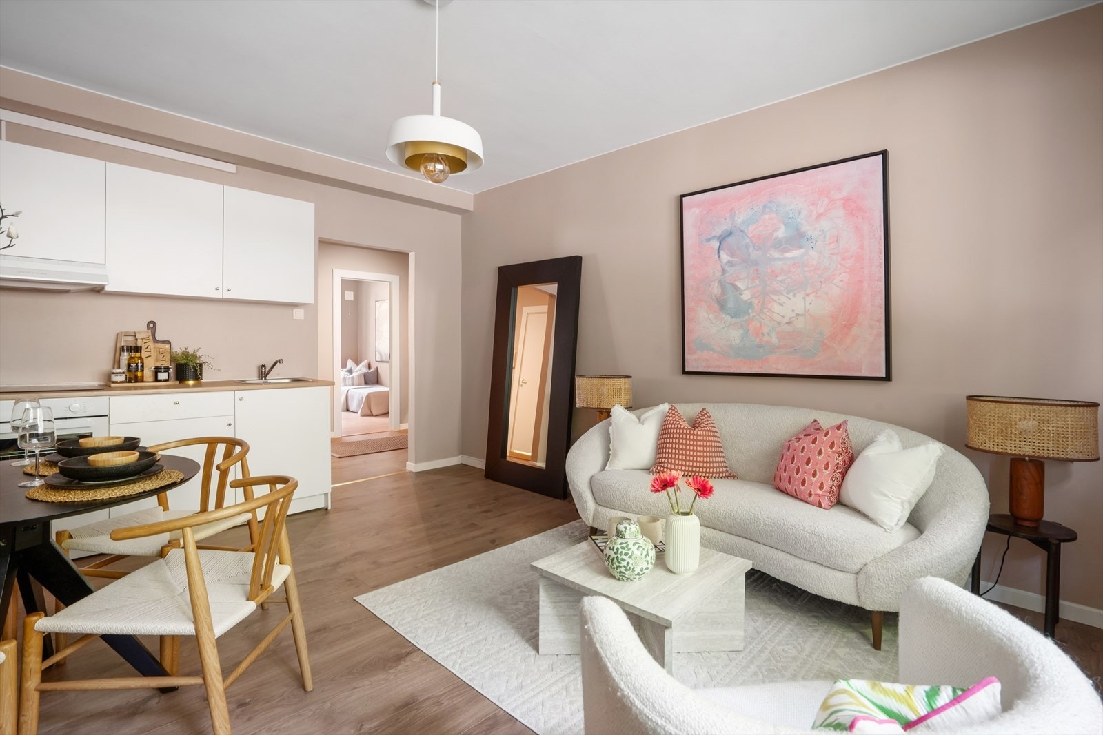 Åpen løsning mot kjøkkenet, med plass til både spisebord og sofagruppe Galleribilde