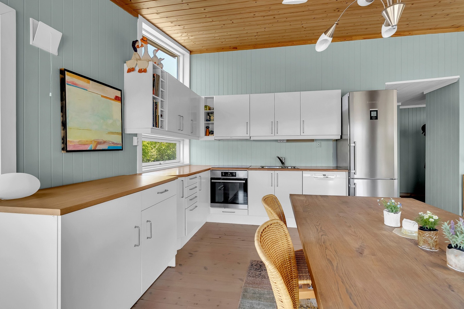 Det er en foliert topplate med integrert vask, og det er avsatt plass til nødvendige hvitevarer. Galleribilde