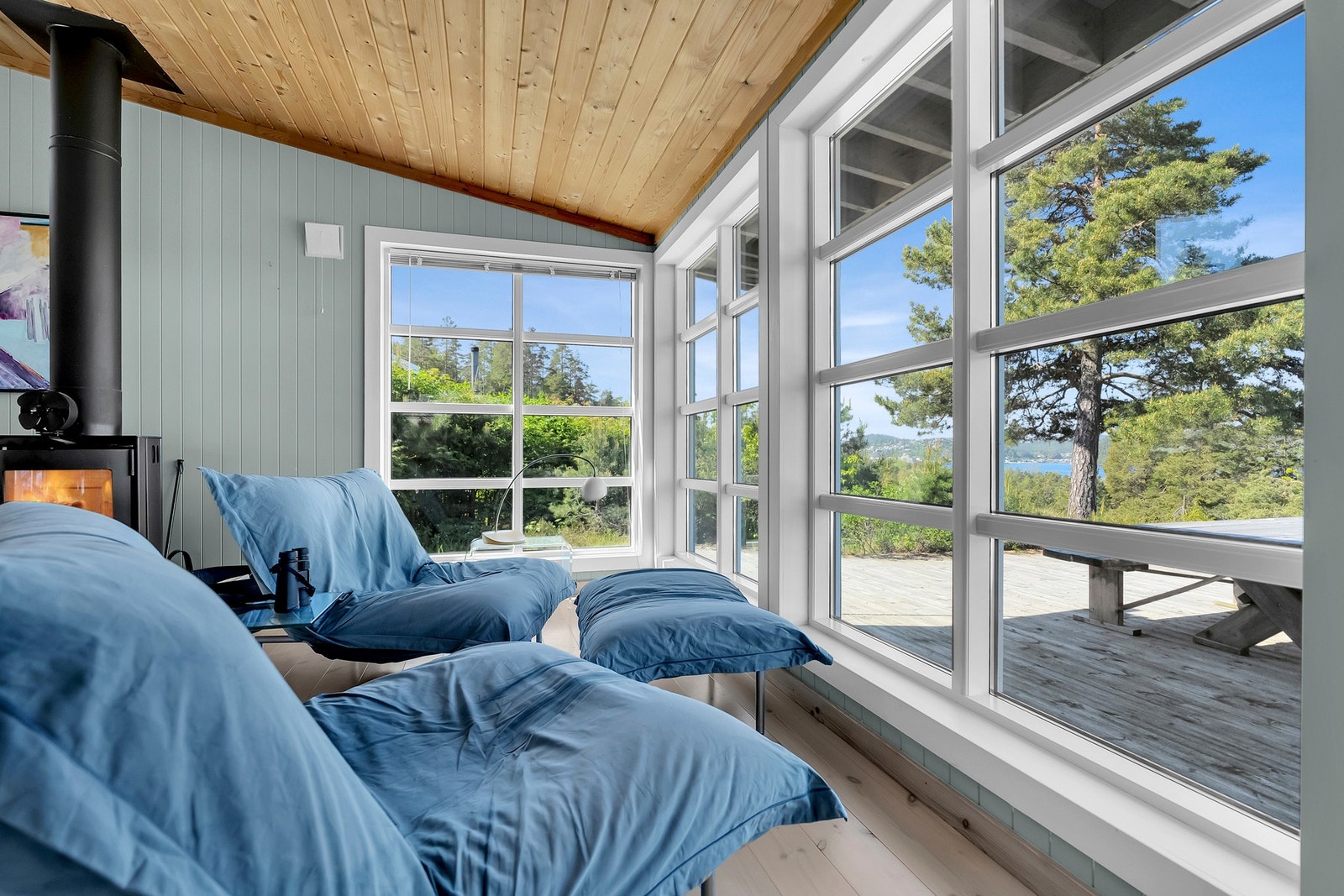 Store vindusflater gir godt dagslys og gjør rommet lyst og behagelig Galleribilde