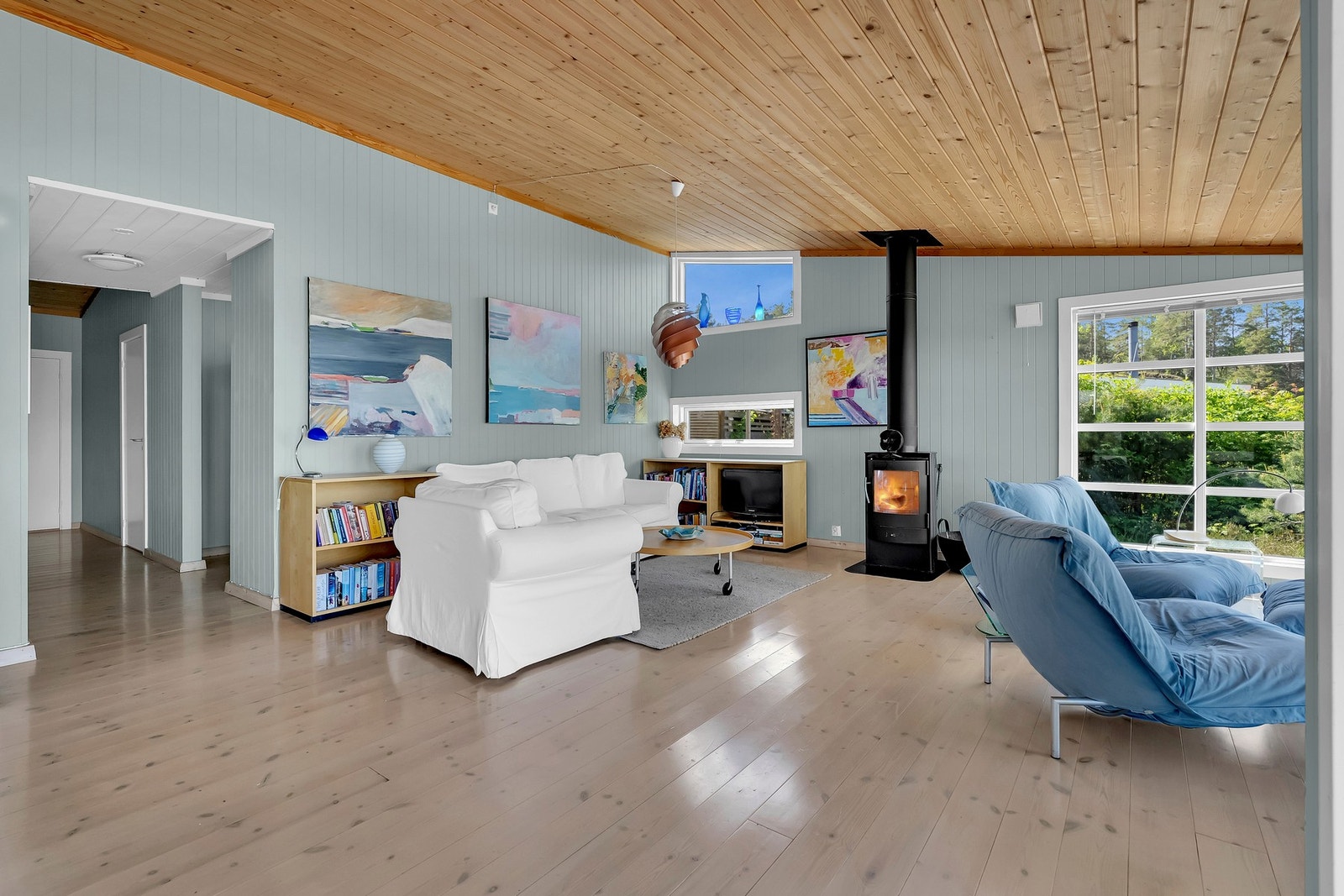 Stua har en åpen planløsning med kjøkkenet, noe som gir fleksible muligheter for møblering. Galleribilde