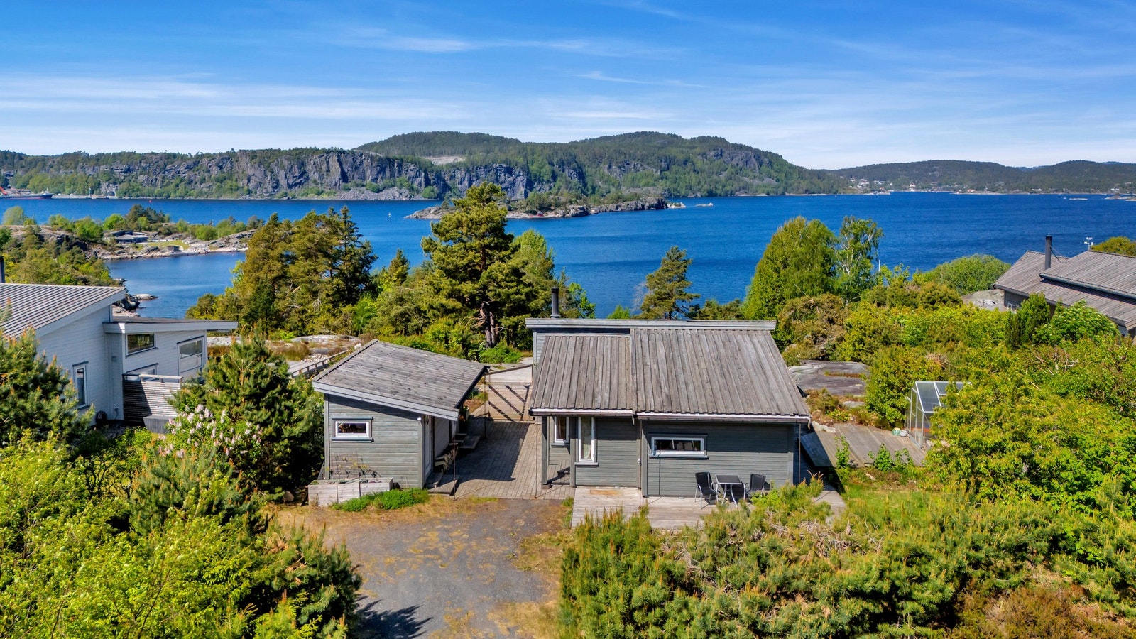 Tomten er solrik og har en fantastisk utsikt over sjøen, perfekt for lange, avslappende dager utendørs. Galleribilde