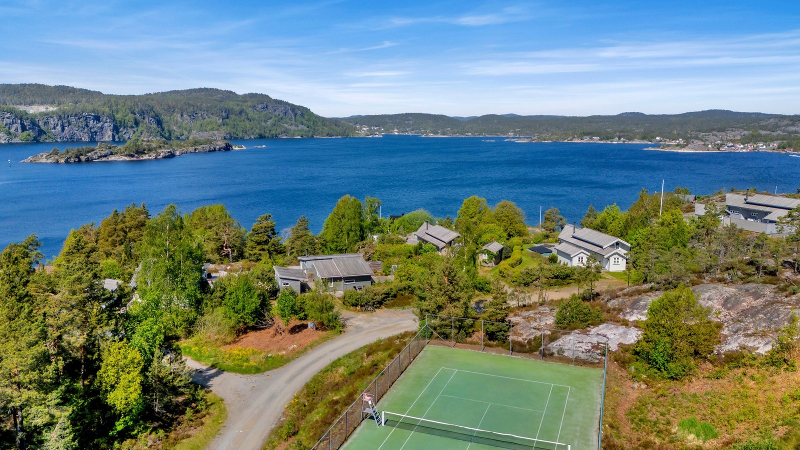 Området byr på flotte rekreasjonsmuligheter for hele familien, med badeplasser, tennisbane og fotballøkke i nærheten. Galleribilde