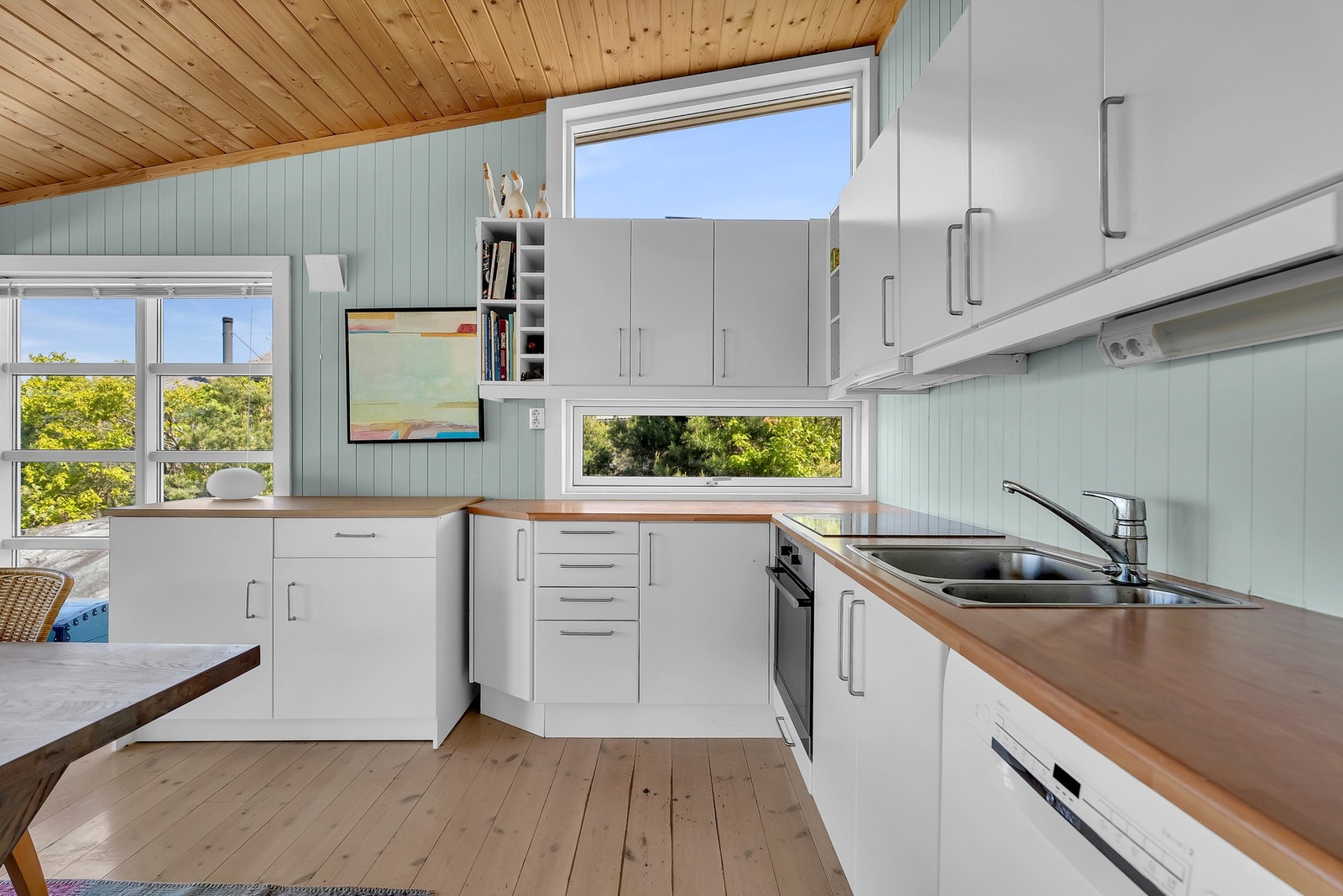 Rommets layout sikrer god utnyttelse av plassen, og skap- og hylleløsningene gir funksjonell oppbevaring. Galleribilde