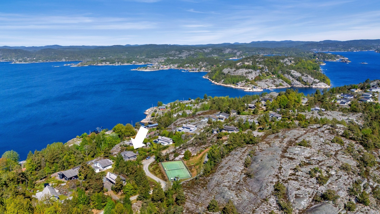 Med både bilvei helt frem og tilgang til båtplass og sjøbod, kombineres skjærgårdsidyll med høy grad av tilgjengelighet. Galleribilde