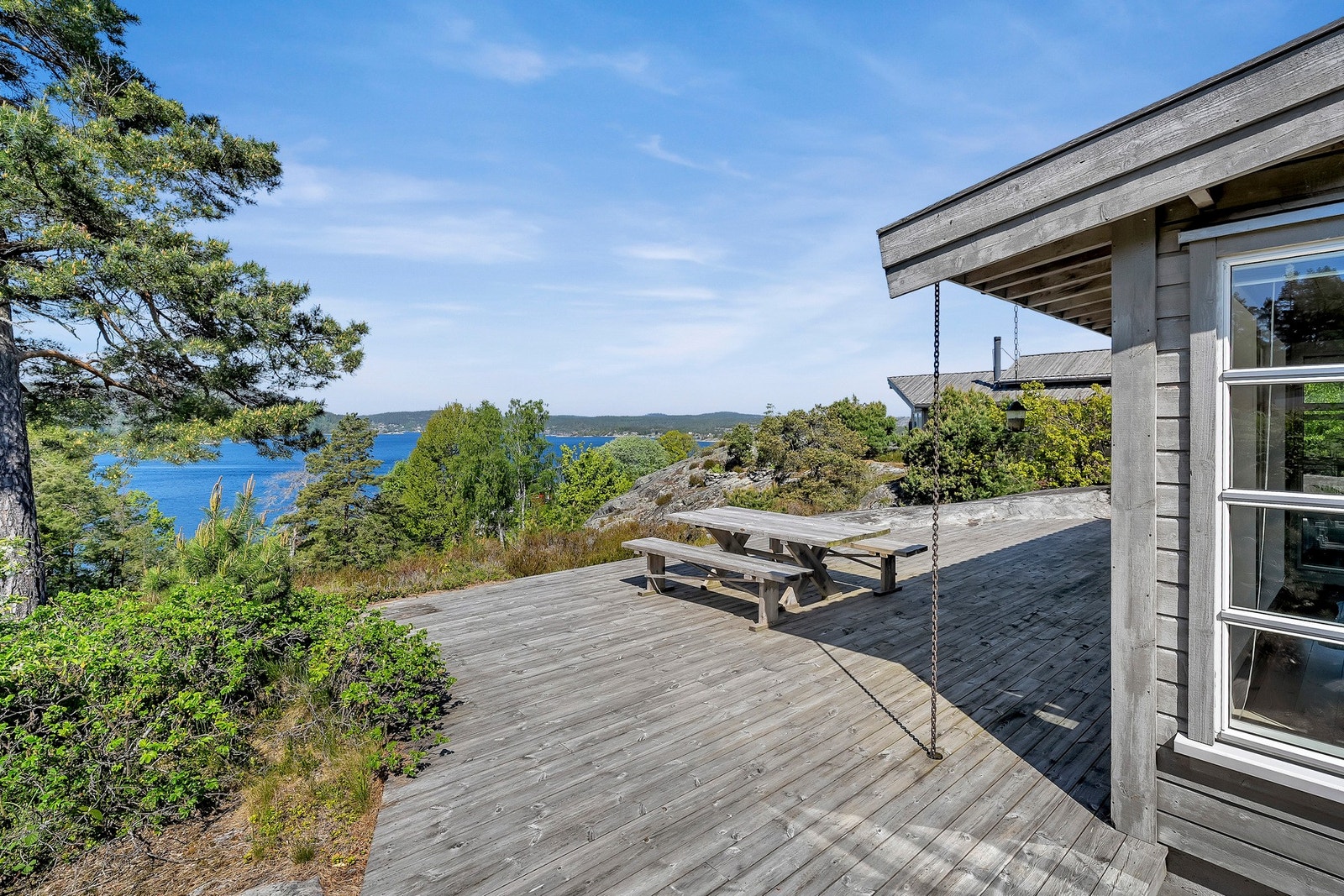 Stor terrasse med masse plass til utemøblement! Galleribilde
