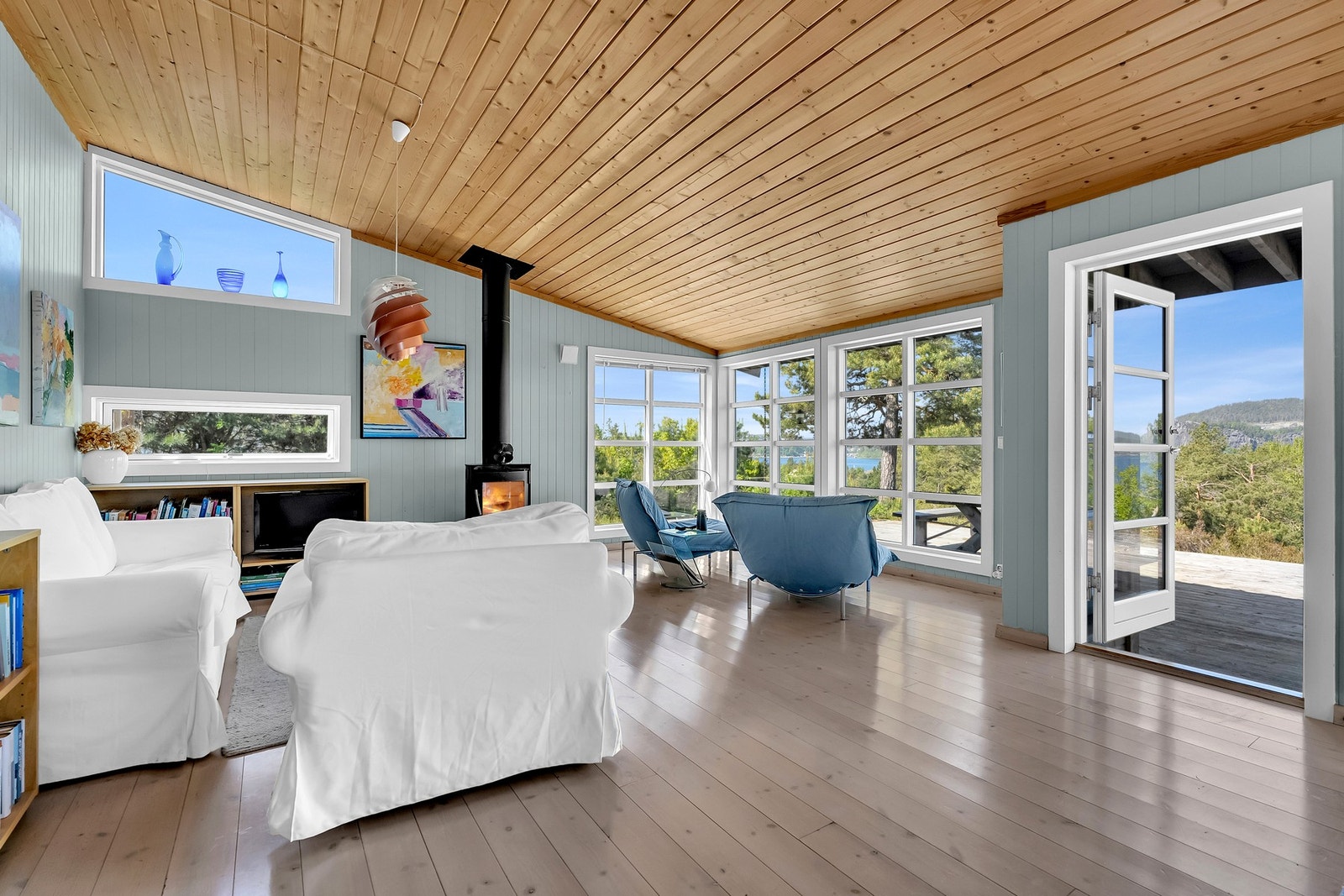 Det er montert en ovn som bidrar til en lun atmosfære og praktisk oppvarming. Galleribilde