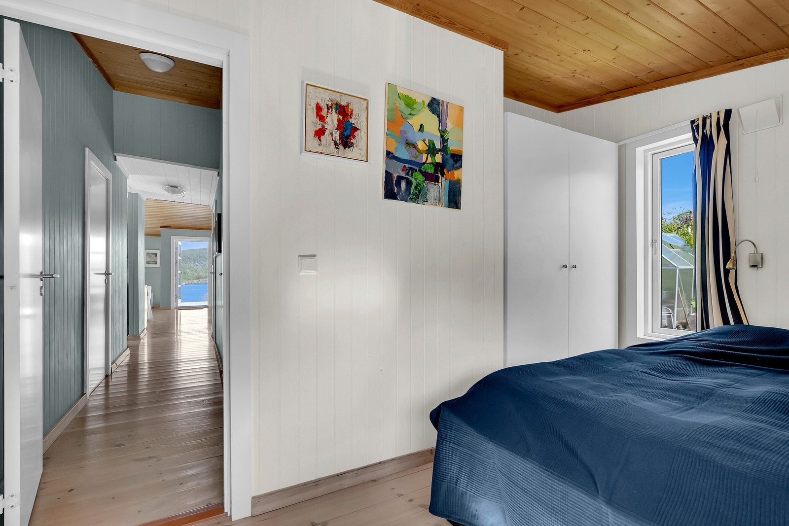 Det andre soverommet har tilsvarende dimensjoner og lysforhold, med plass til seng og oppbevaring. Galleribilde