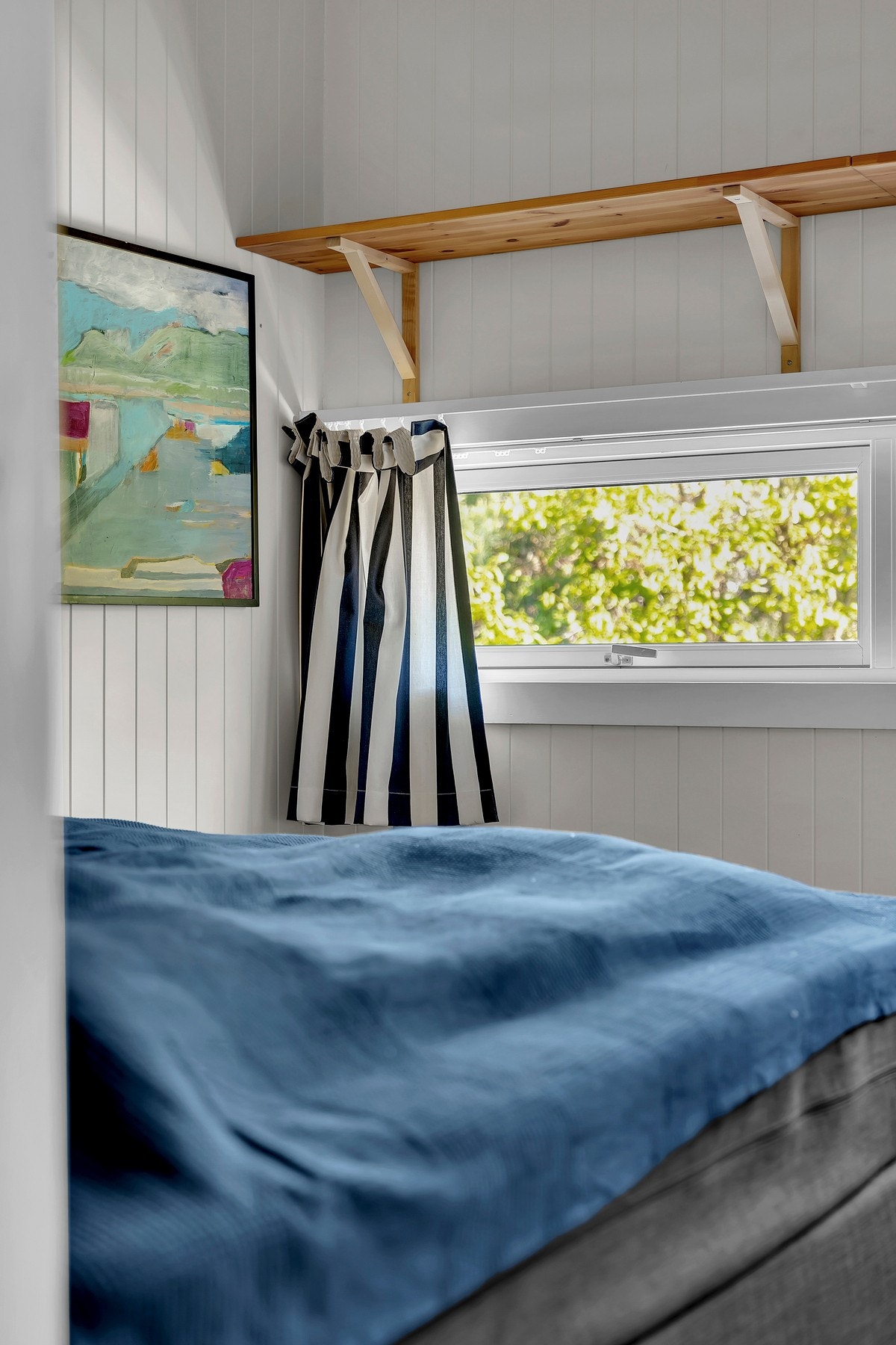 Soverommet har plass til standard seng og nattbord, med mulighet for ytterligere møblering som kommode eller mindre oppbevaringsløsninger. Galleribilde