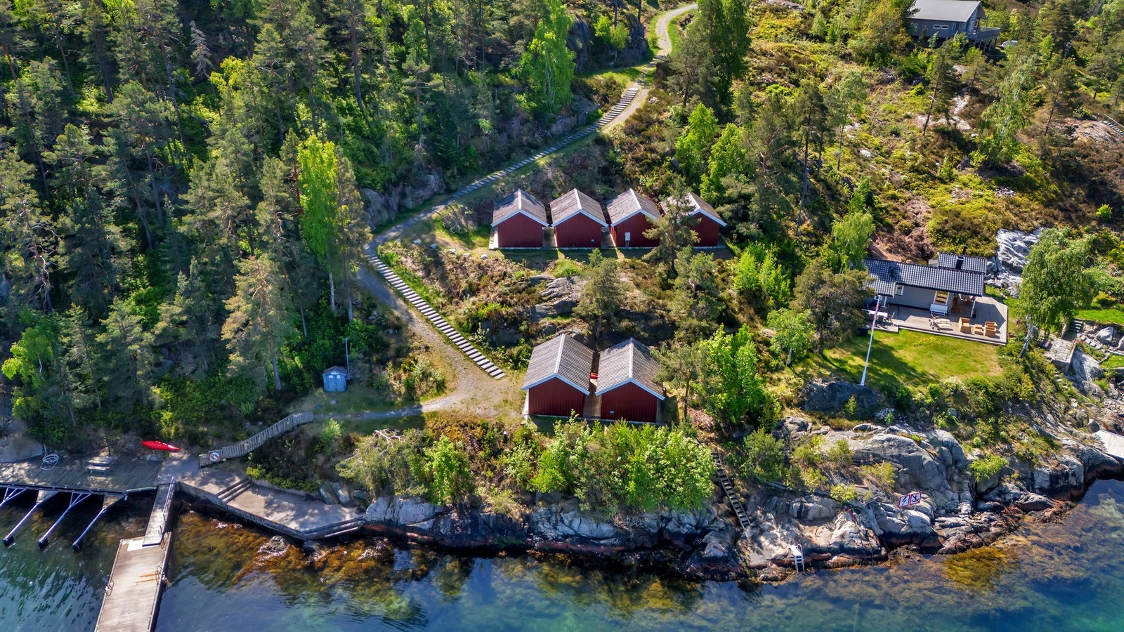 For deg som ønsker båtliv, er det tilgang til både båtplass og sjøbod i nærheten. Galleribilde