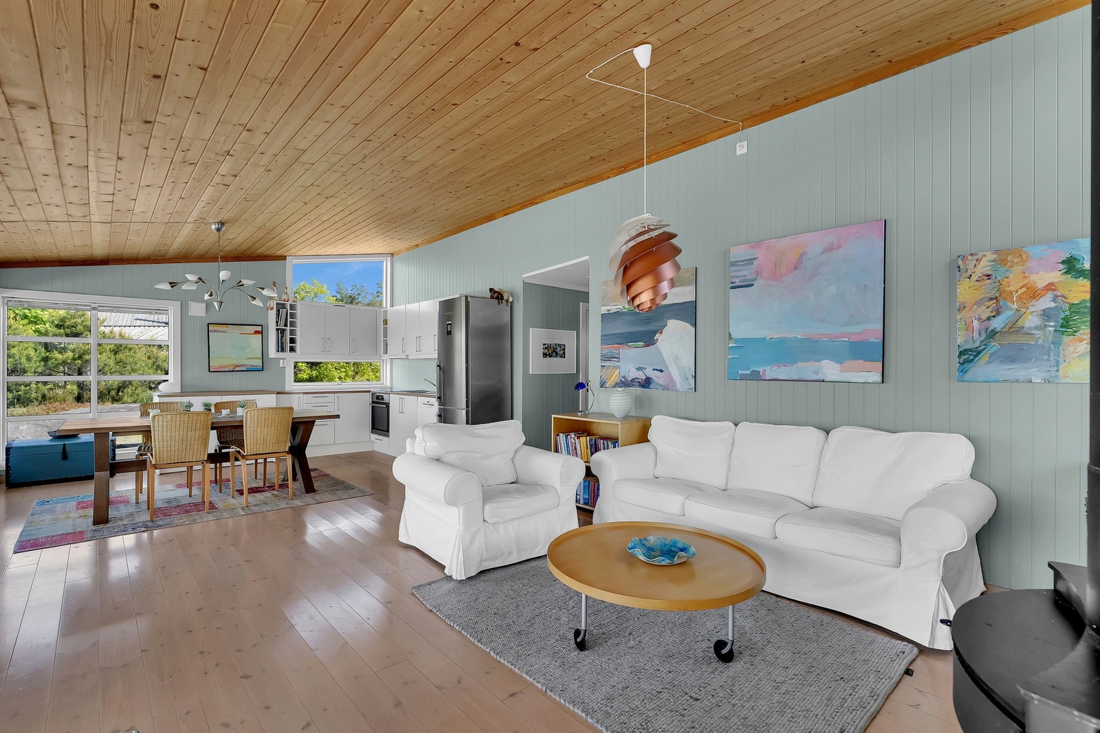 Her kan du enkelt innrede med både spiseplass og sofagruppe, og det er god plass til sosialt samvær. Galleribilde