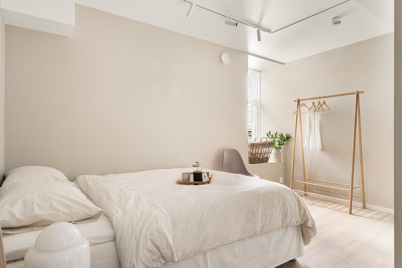 Rommet oppleves som romslig, med godt innslipp av dagslys. Galleribilde