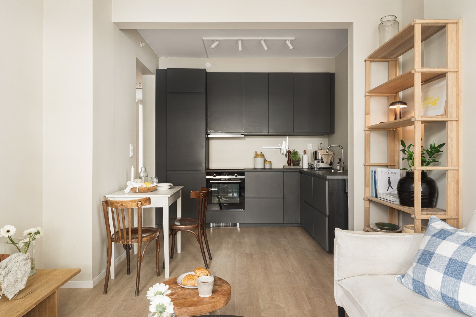 Innredningen er topp moderne med grå/svart, glatte fronter og står godt i stil med øvrige overflater. Galleribilde