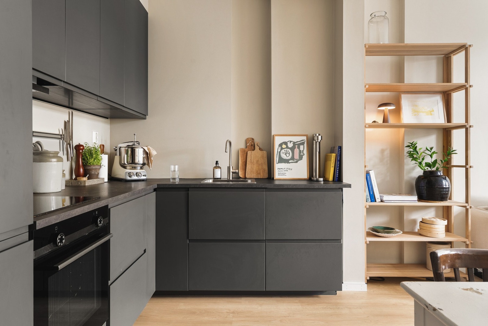 Kjøkkenet er svært arbeidsvennlig med mye skapplass. Galleribilde