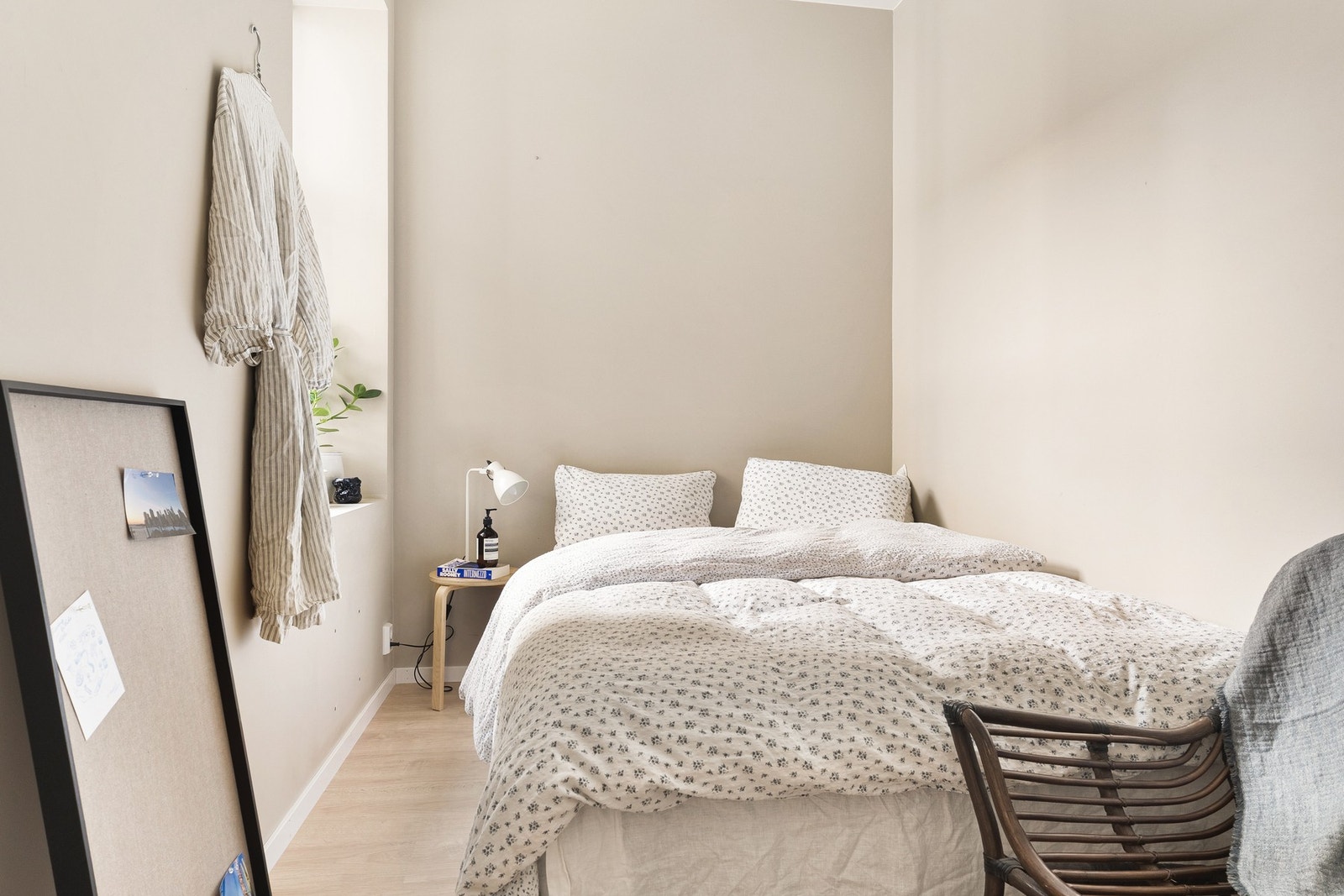 Rom i 1.etasje innredet med seng. Galleribilde