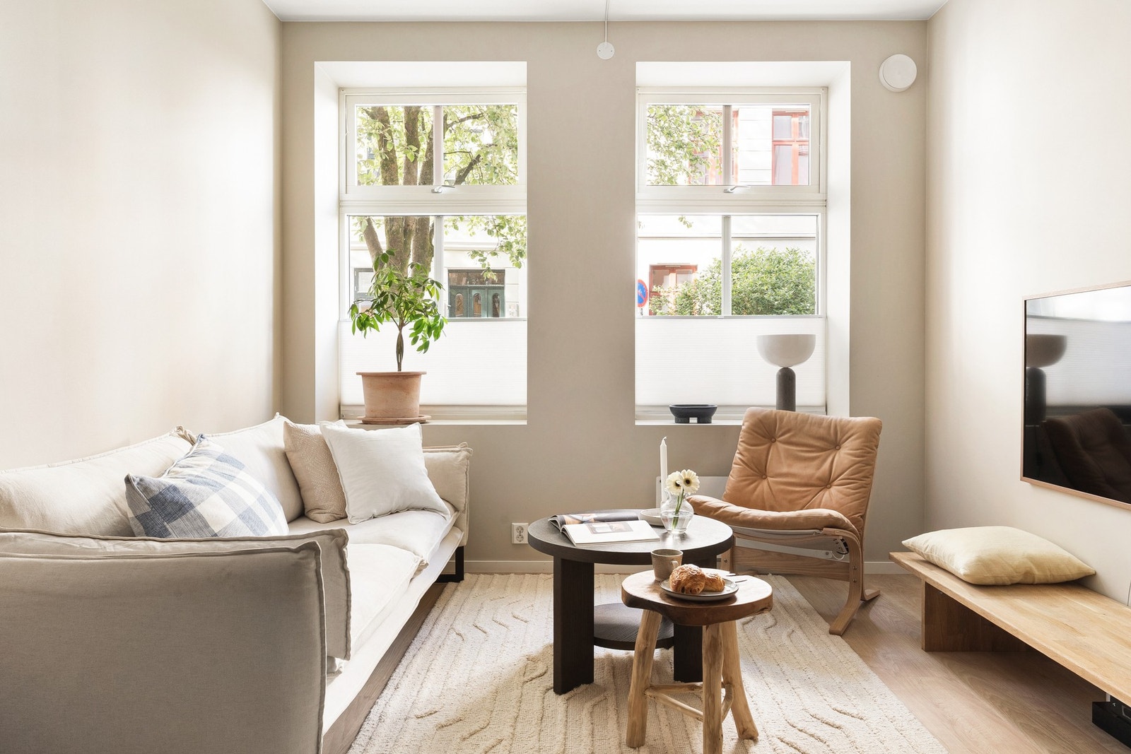 Leiligheten har store vinduer som slipper inn rikelig med naturlig sollys. Galleribilde