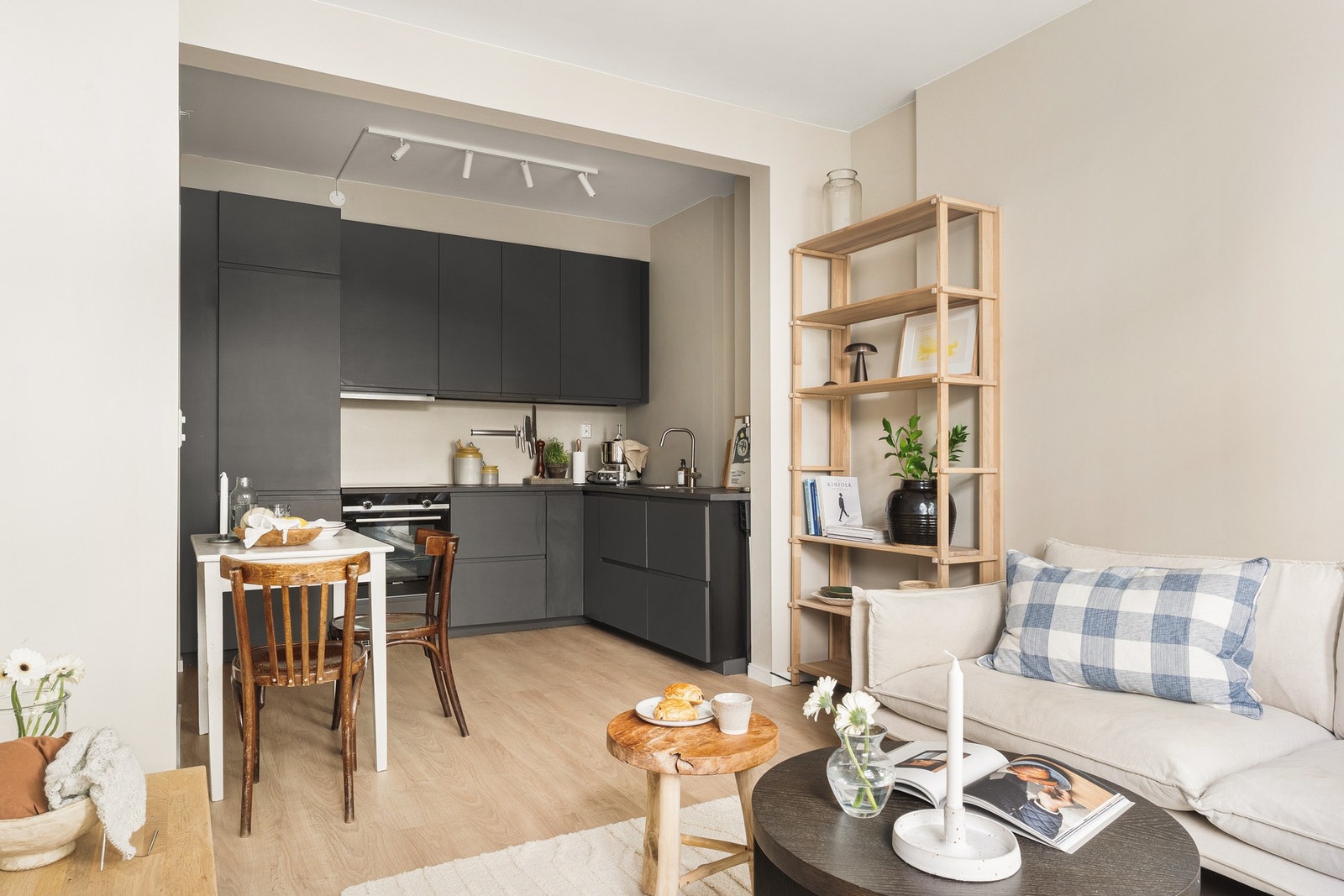 Leiligheten bærer preg av moderne løsninger og holder en gjennomgående god standard. Galleribilde