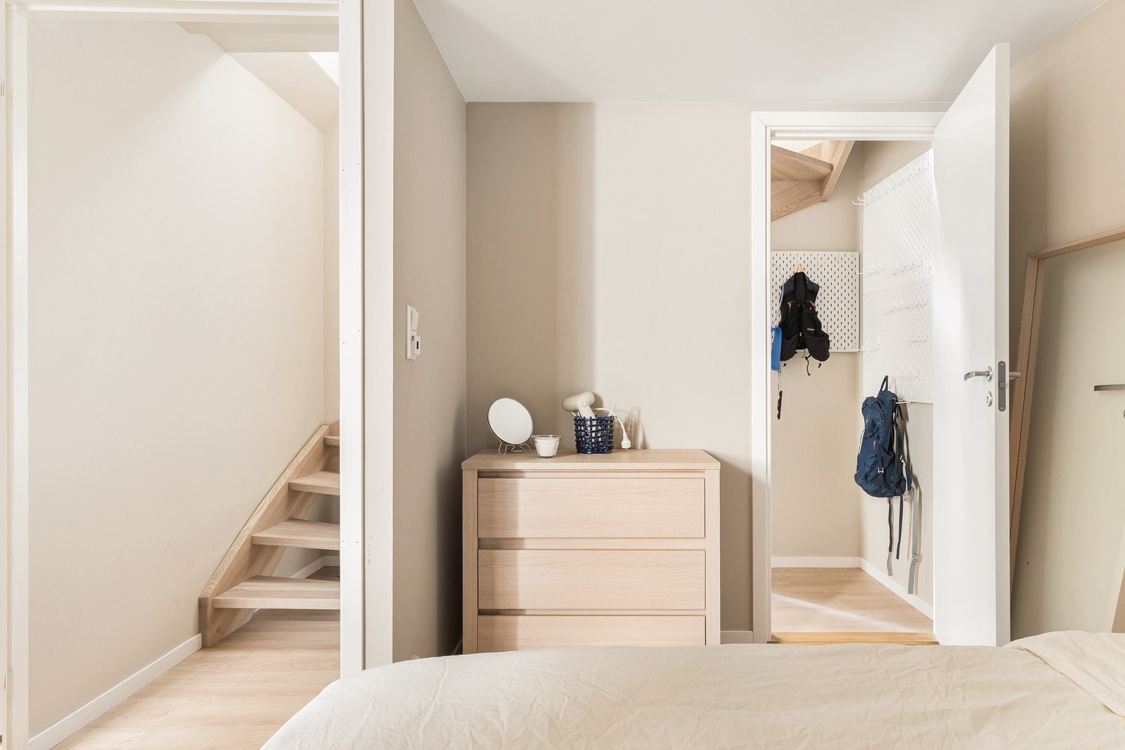 Soverommet er i underetasjen i leiligheten og måles til hele 14,6 kvm. Galleribilde