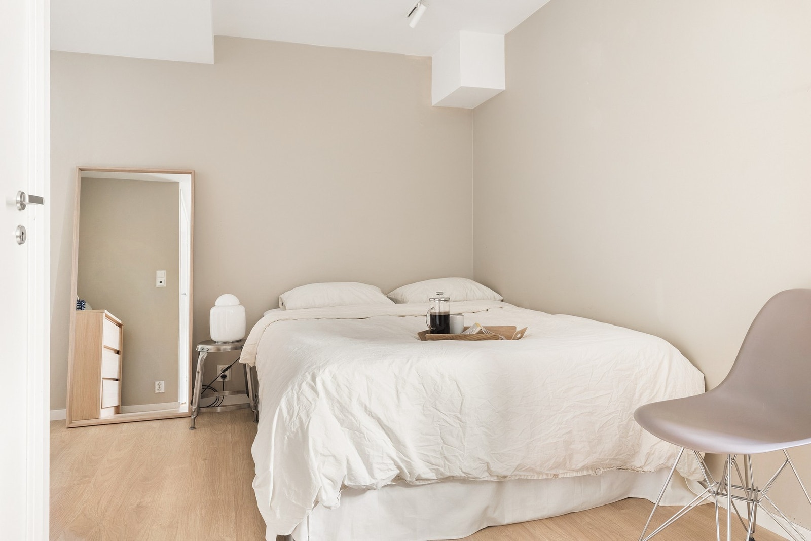 Det er plass til en dobbelt seng, kommode, skrivebord eller annet møblement etter ønske. Galleribilde