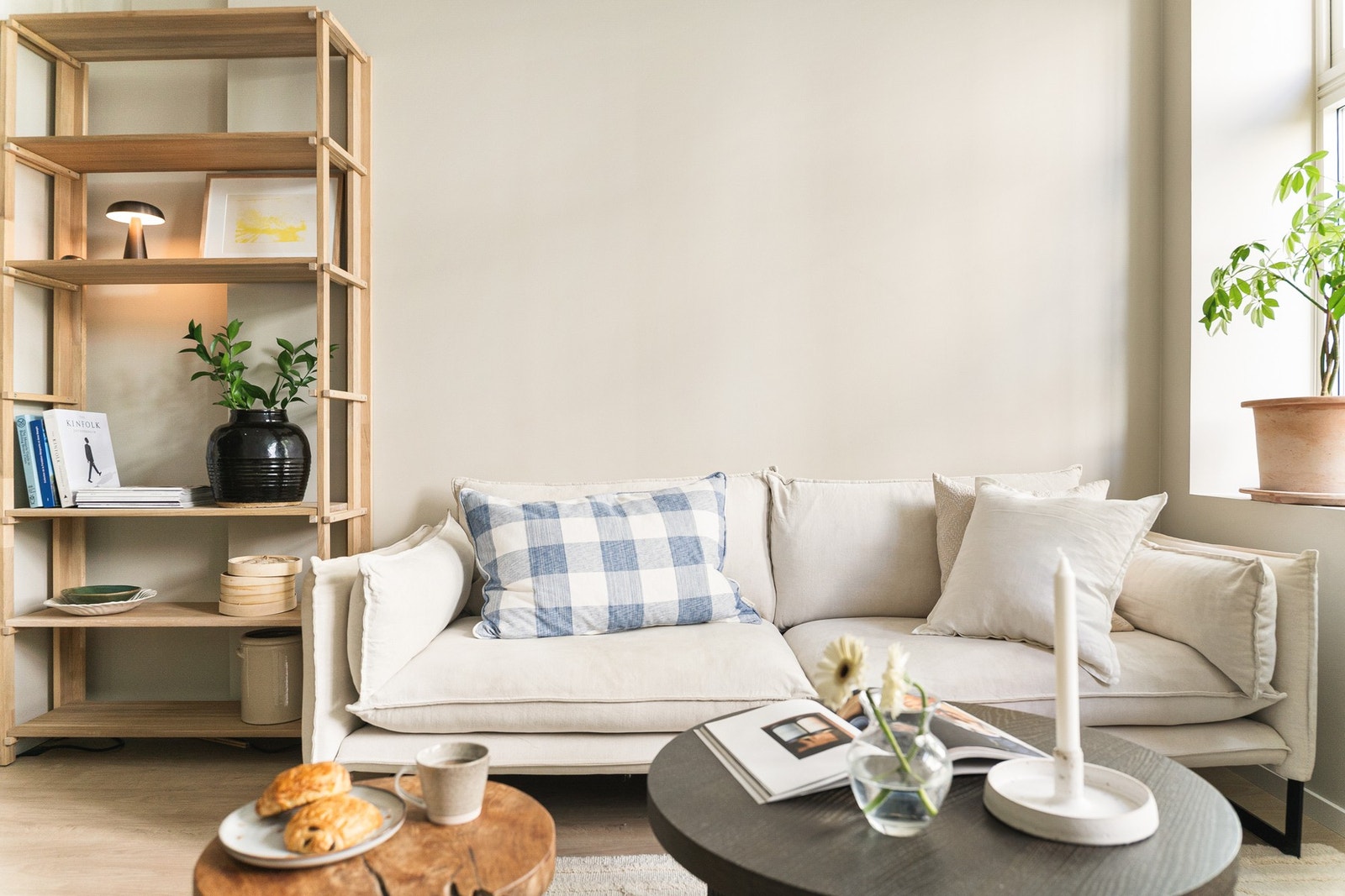 Stuen måles til ca. 10,9 kvm. Den er svært innbydende og delikat med pene overflater. Galleribilde