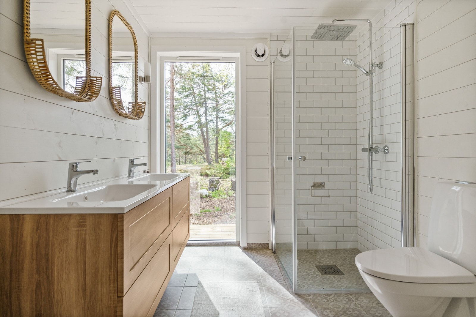 Delikat flislagt bad med dusjnisje, moderne innredning og toalett. Galleribilde