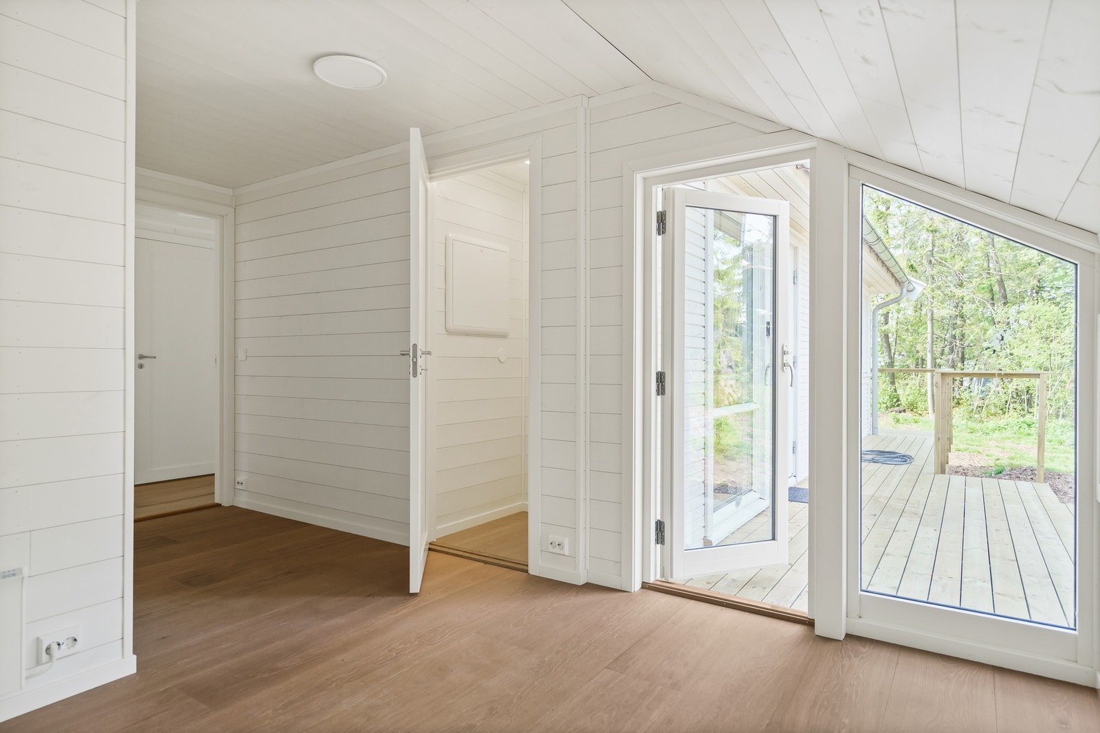 Soverom - Det er utgang til hagen fra alle soverommene i 1. etasje Galleribilde