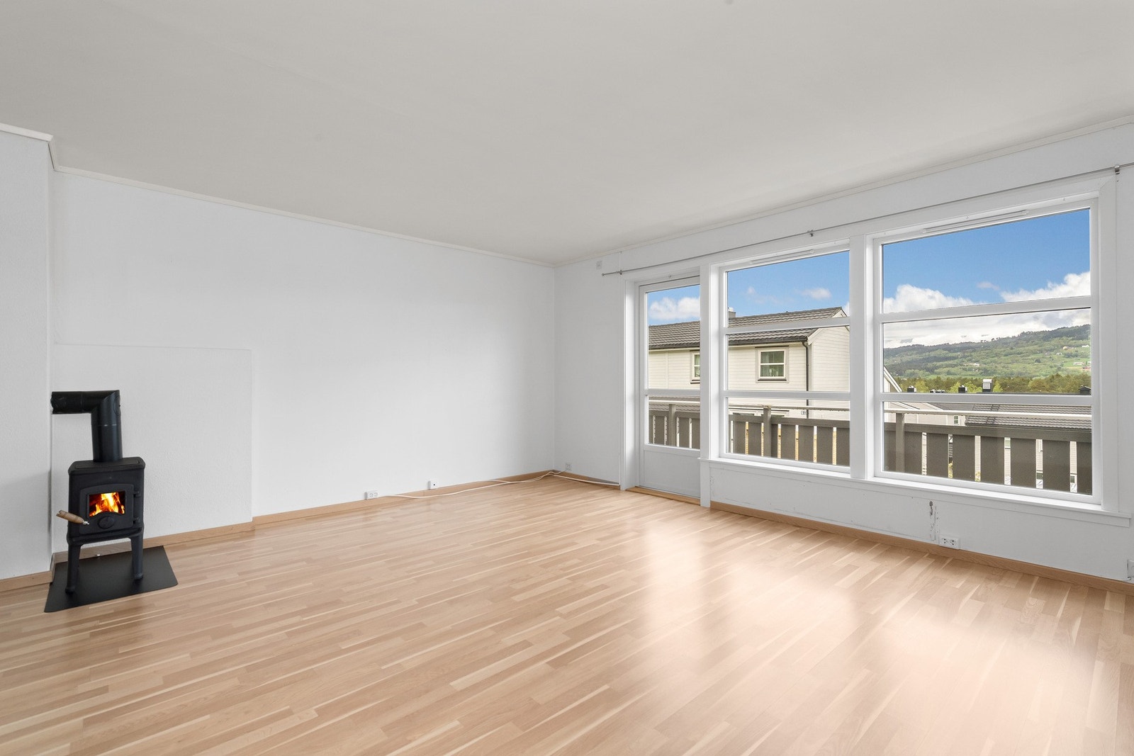 Stuen er romslig med flere møbleringsmuligheter Galleribilde