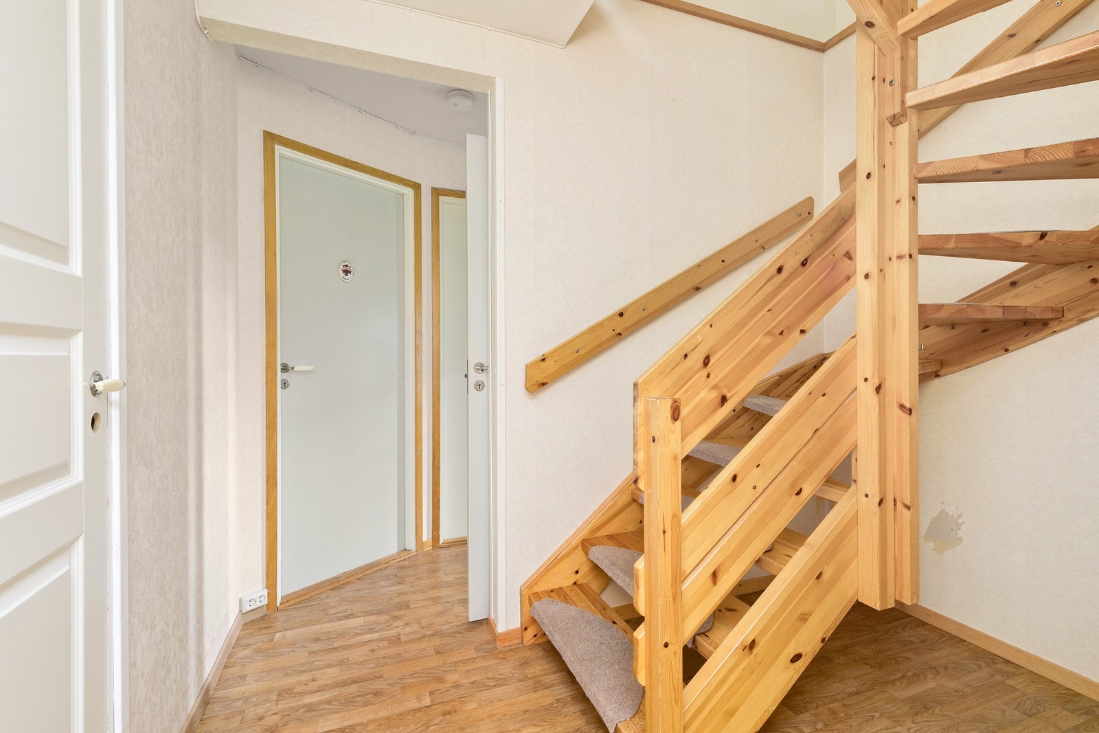 Hall, soveromsavdeling og bad nede. Trapp opp til stue og kjøkken. Galleribilde