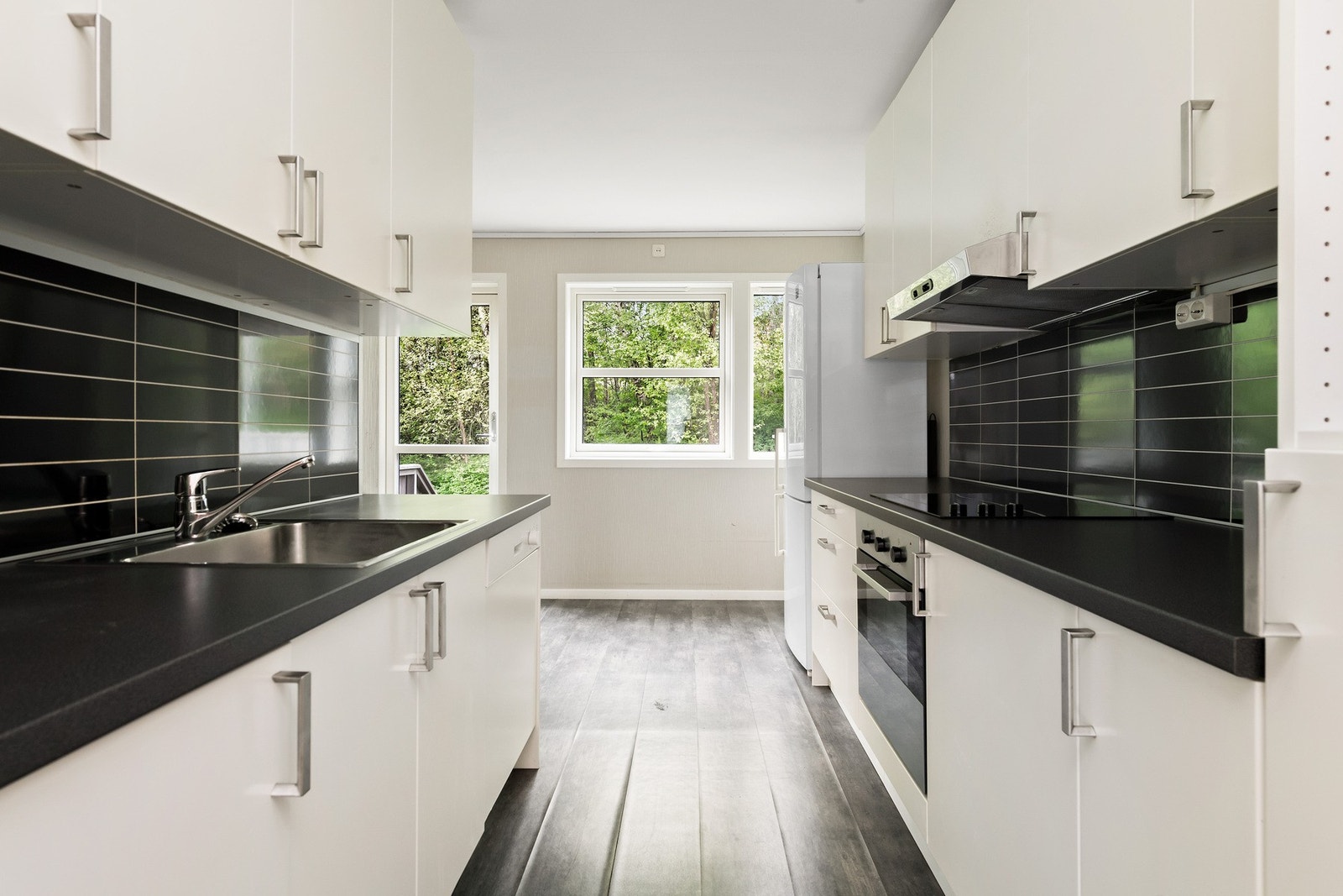 Kjøkkenet har god skap- og benkeplass. Galleribilde