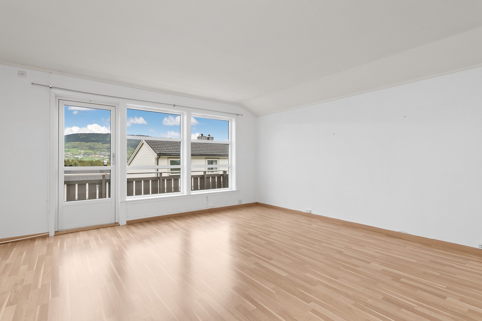 Stuen har direkte utgang til veranda med fin utsikt Galleribilde