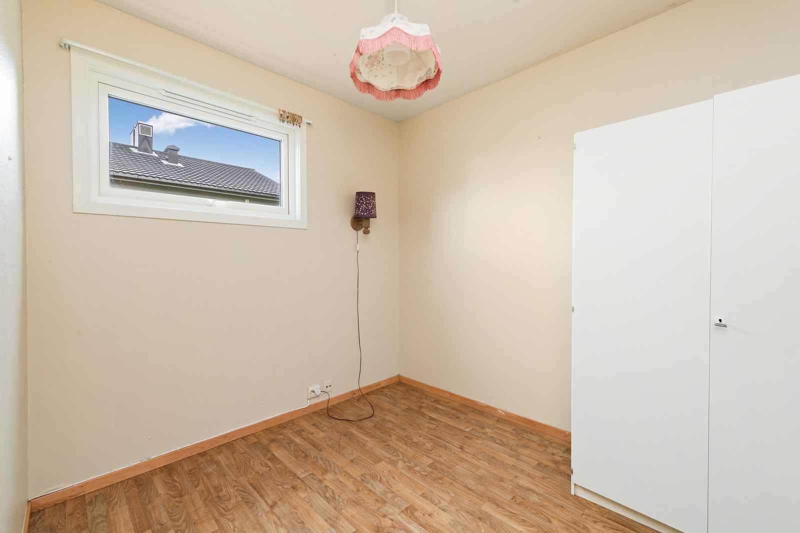 Soverom 3 - Det gjøres oppmerksom på at soverommet ikke holder dagens krav til rom til varig opphold (Vinduet er plassert for høyt opp på vegg og man har derav ikke tilfredsstillende utsyn. Videre er vinduet mindre enn 10 % av gulvflate) Galleribilde